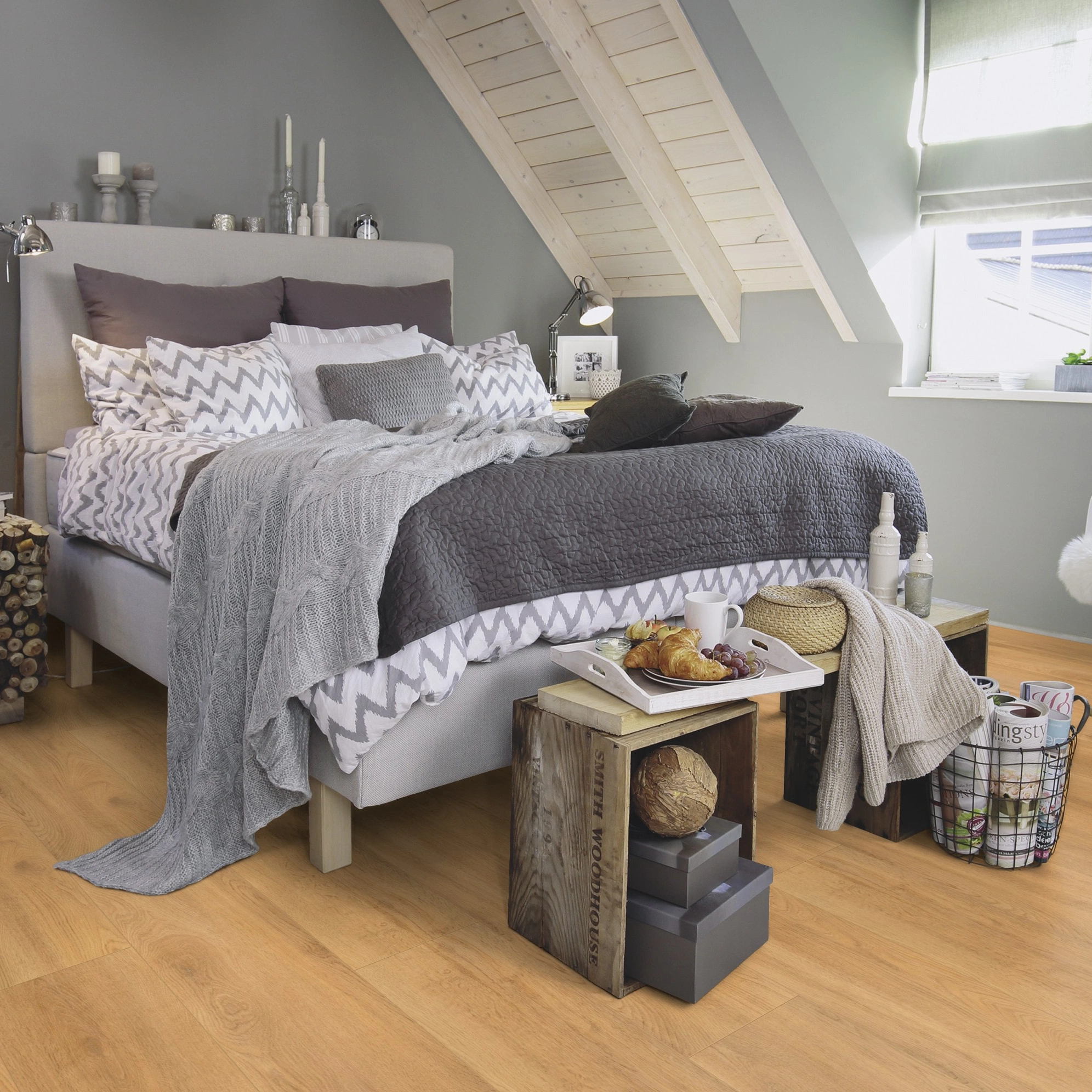 Milieubild Schlafzimmer im modernen Dachgeschoss - wineo Klebe-Bioboden PURLINE wineo 1200 wood XL Let's go Max Milieubild Schlafzimmer im modernen Dachgeschoss - wineo PL270R