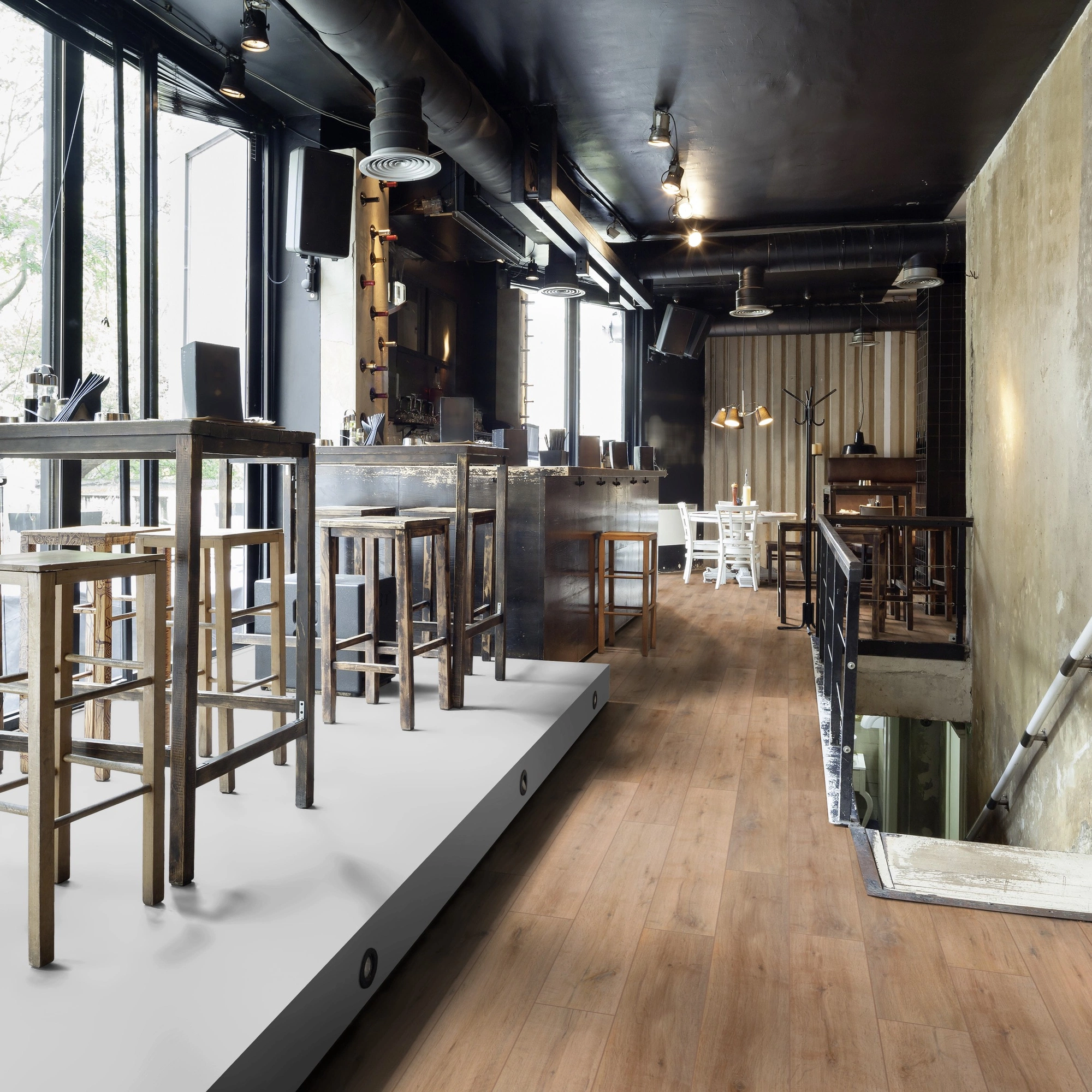 Milieubild Restaurant - Bar mit Tischen und Hockern - wineo Klebe-Bioboden PURLINE wineo 1000 wood XL Rustic Oak Ginger Milieubild Restaurant - Bar mit Tischen und Hockern - wineo PL314R