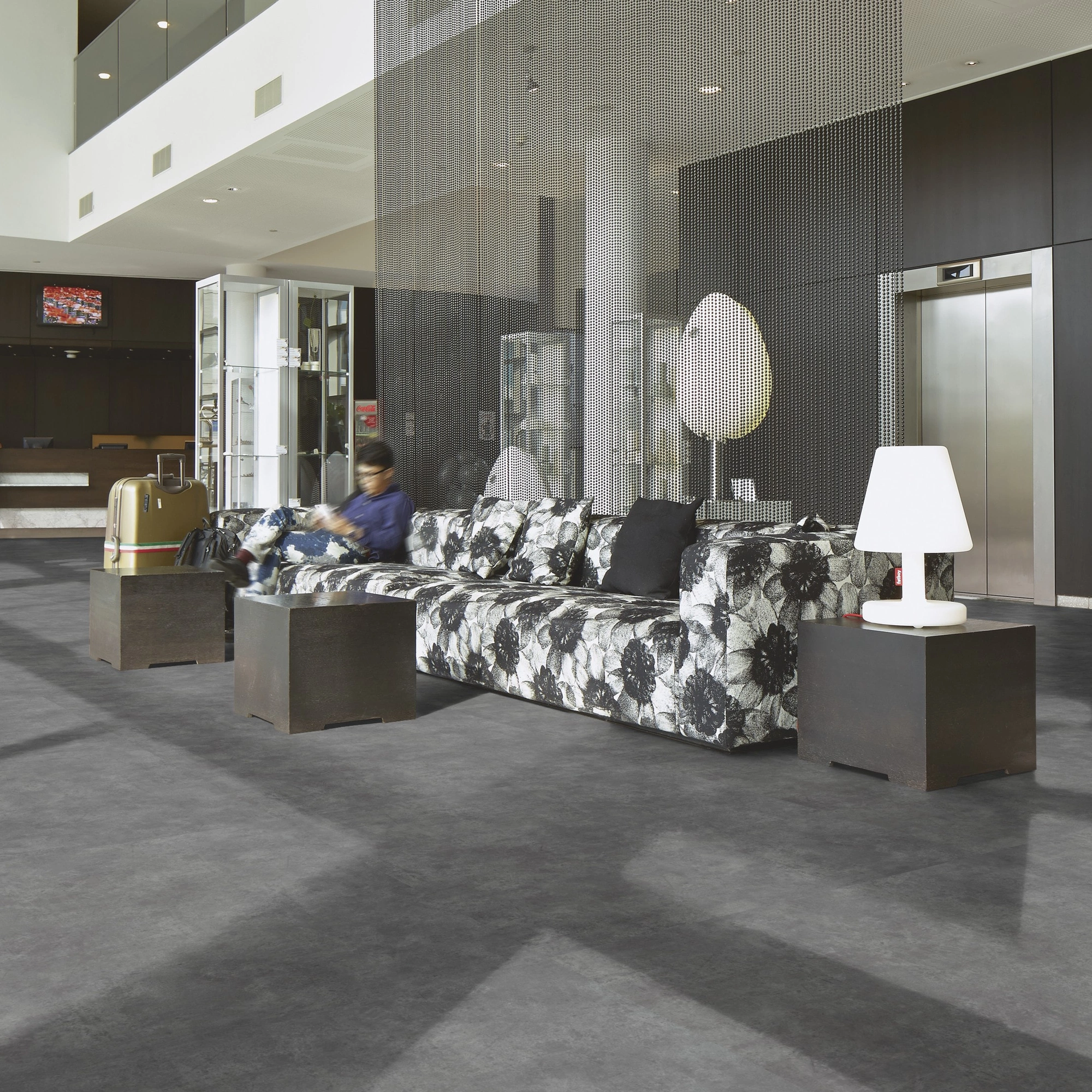 Milieubild Hotellobby mit Rezeption - Forbo Flooring Klebe-Vinyl Allura Dryback 0.55 Material Charcoal Concrete Milieubild Hotellobby mit Rezeption - Forbo Flooring 220187