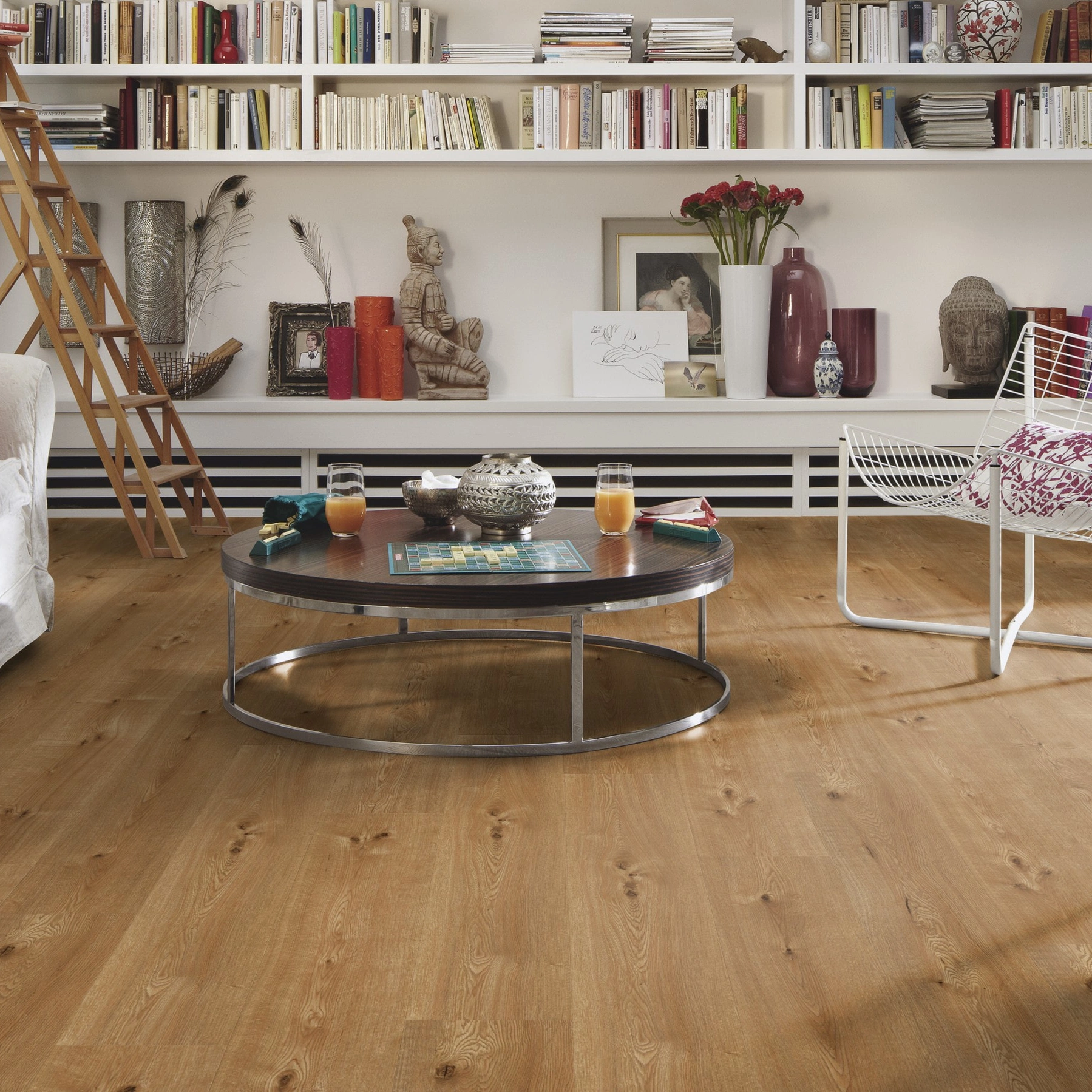 Milieubild Wohnzimmer mit großem Bücherregal - MEISTER Laminat LD 55 Hill Oak Milieubild Wohnzimmer mit großem Bücherregal - MEISTER 600015-1288198-07153