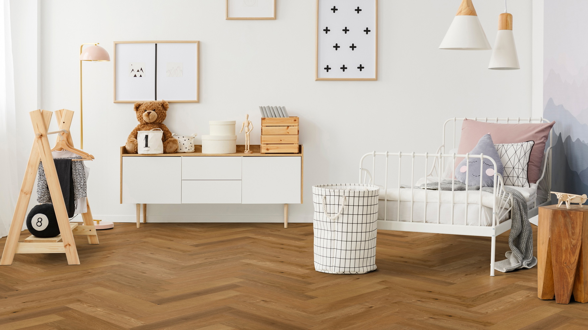 Milieubild Kinderzimmer mit Kinderbett und Kommode - Thede & Witte Parkett Maxistab Eiche Milieubild Kinderzimmer mit Kinderbett und Kommode - Thede & Witte 52MSÖNF15EI50
