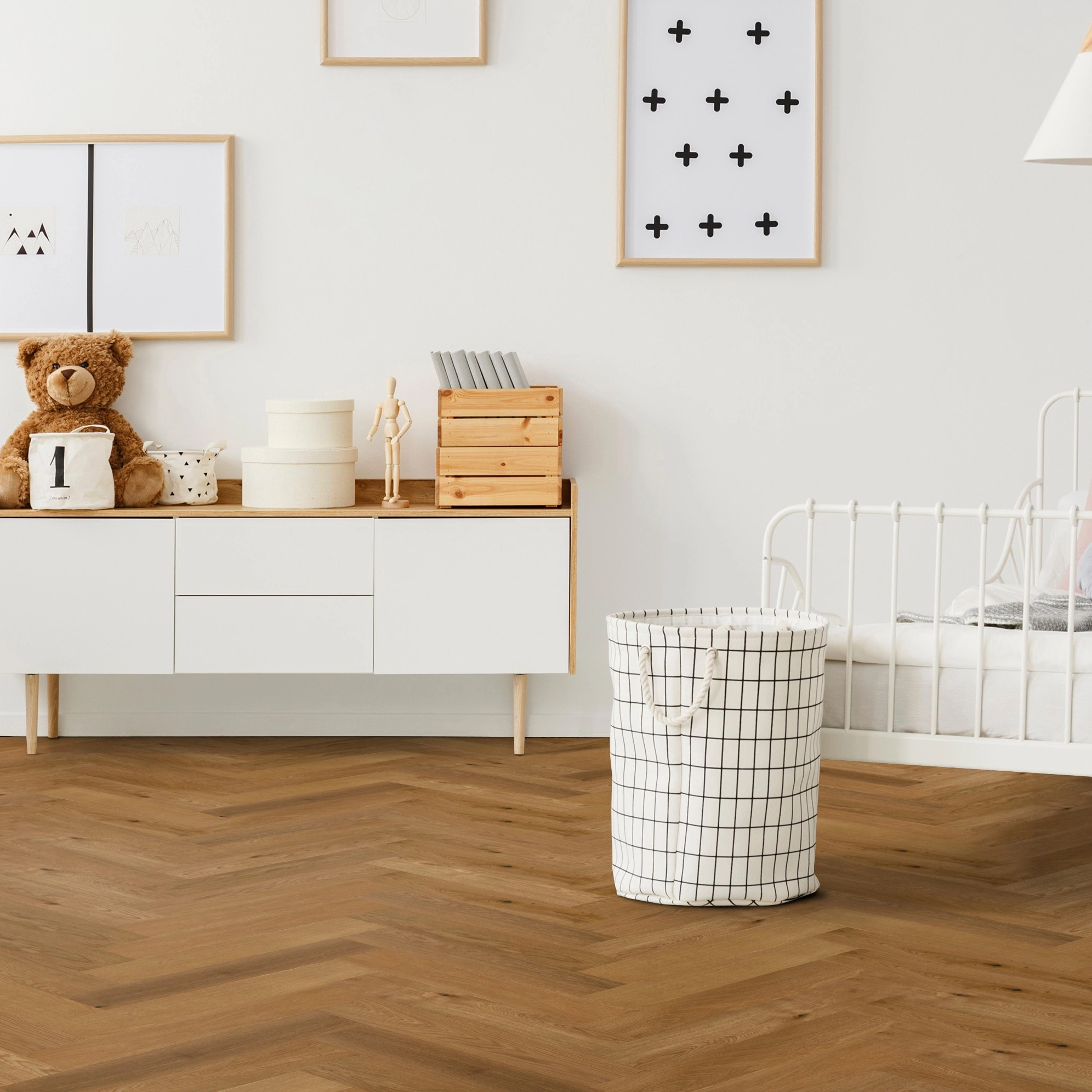 Milieubild Kinderzimmer mit Kinderbett und Kommode - Thede & Witte Parkett Maxistab Eiche Milieubild Kinderzimmer mit Kinderbett und Kommode - Thede & Witte 52MSÖNF15EI50
