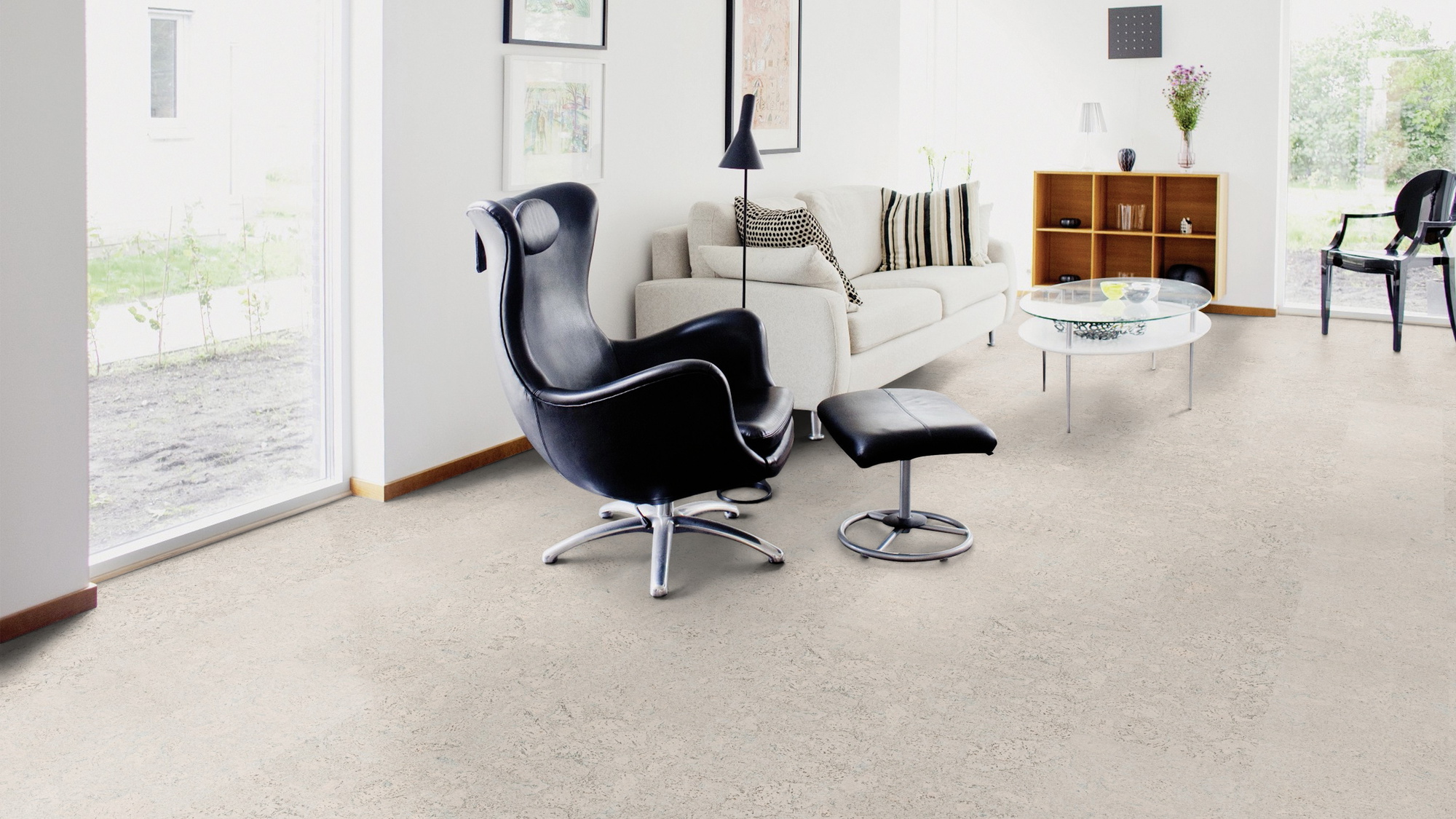 Milieubild Wohnzimmer mit Sessel und bodentiefem Fenster - Wicanders Wise HDF Klick-Korkboden cork Essence Personality Moonlight Milieubild Wohnzimmer mit Sessel und bodentiefem Fenster - Wicanders Wise 80002260
