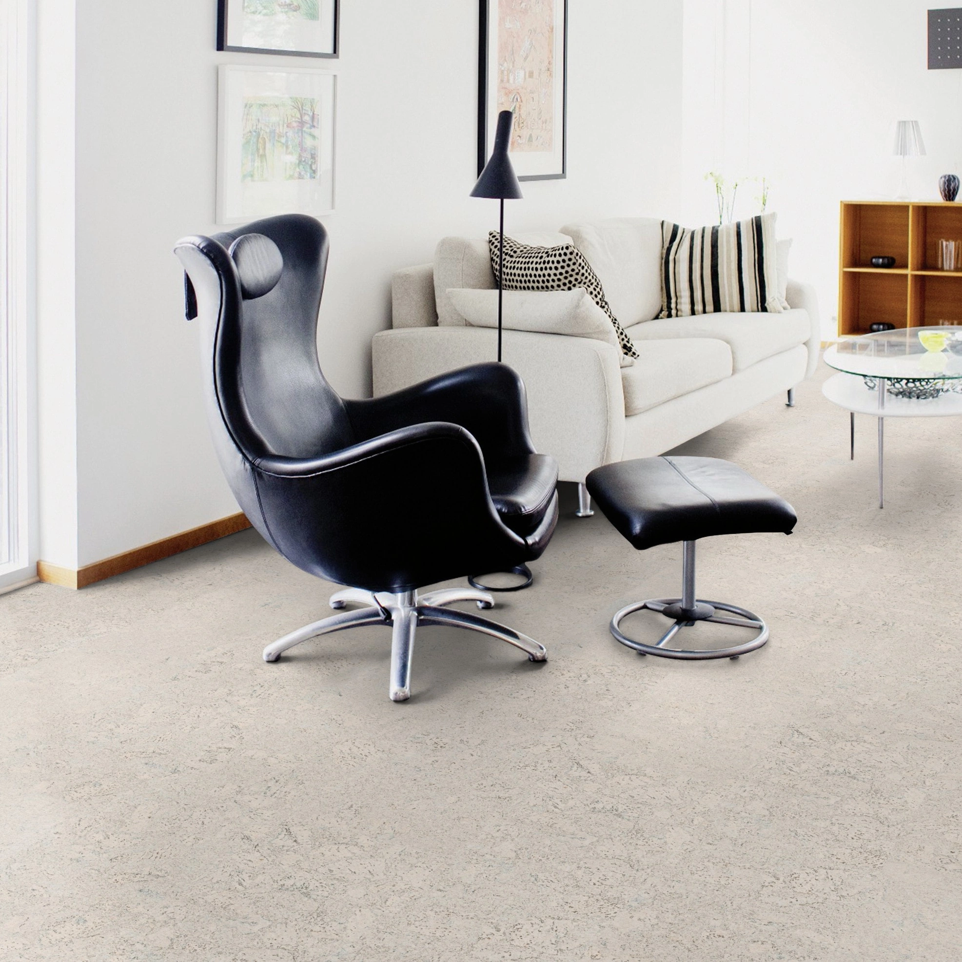 Milieubild Wohnzimmer mit Sessel und bodentiefem Fenster - Wicanders Wise HDF Klick-Korkboden cork Essence Personality Moonlight Milieubild Wohnzimmer mit Sessel und bodentiefem Fenster - Wicanders Wise 80002260