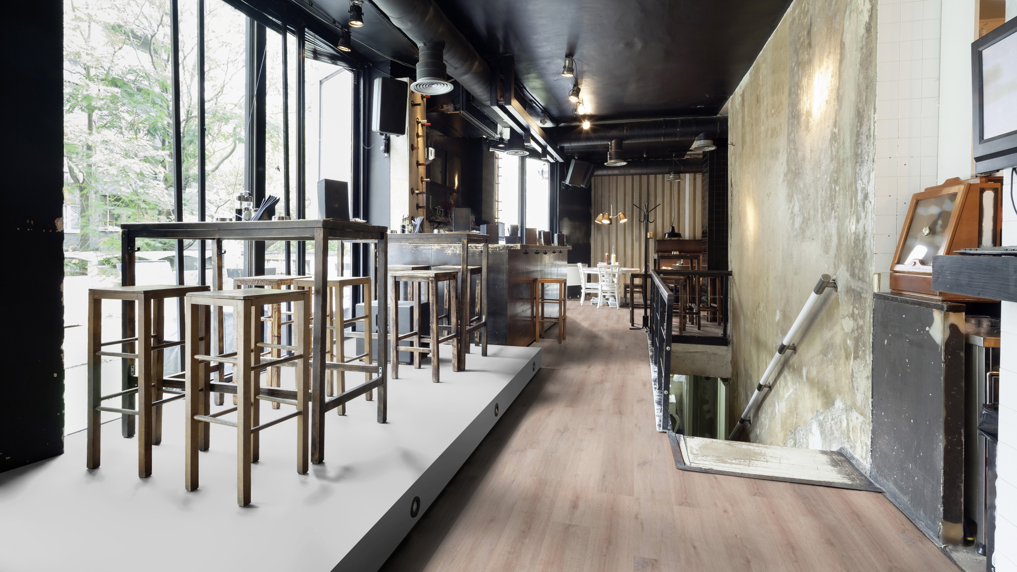 Milieubild Restaurant - Bar mit Tischen und Hockern - wineo HDF Klick-Bioboden PURLINE wineo 1000 wood XL Rustic Oak Taupe Milieubild Restaurant - Bar mit Tischen und Hockern - wineo MLP313R