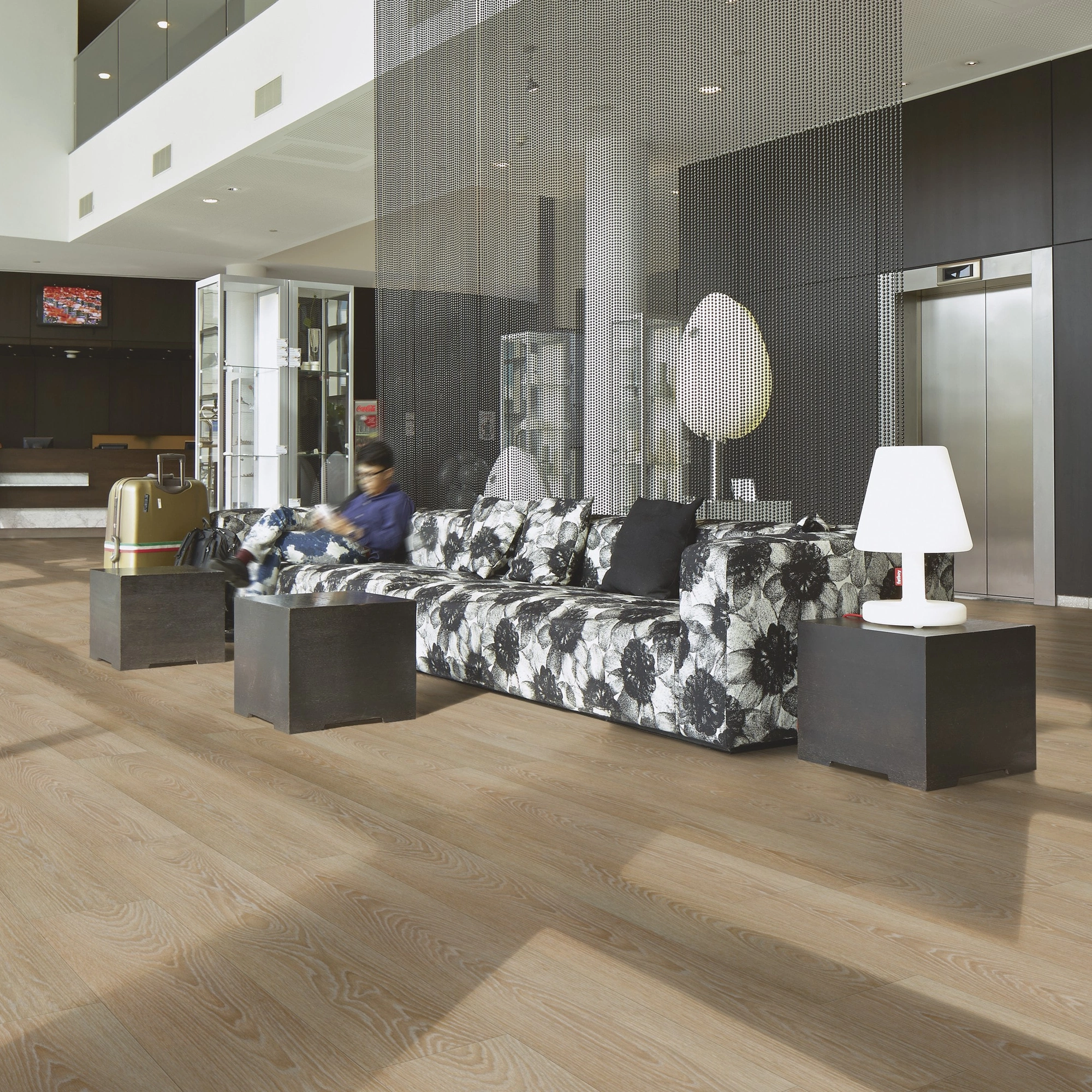 Milieubild Hotellobby mit Rezeption - Forbo Flooring Klebe-Vinyl Allura Dryback 0.55 Wood Blond Timber Milieubild Hotellobby mit Rezeption - Forbo Flooring 220141