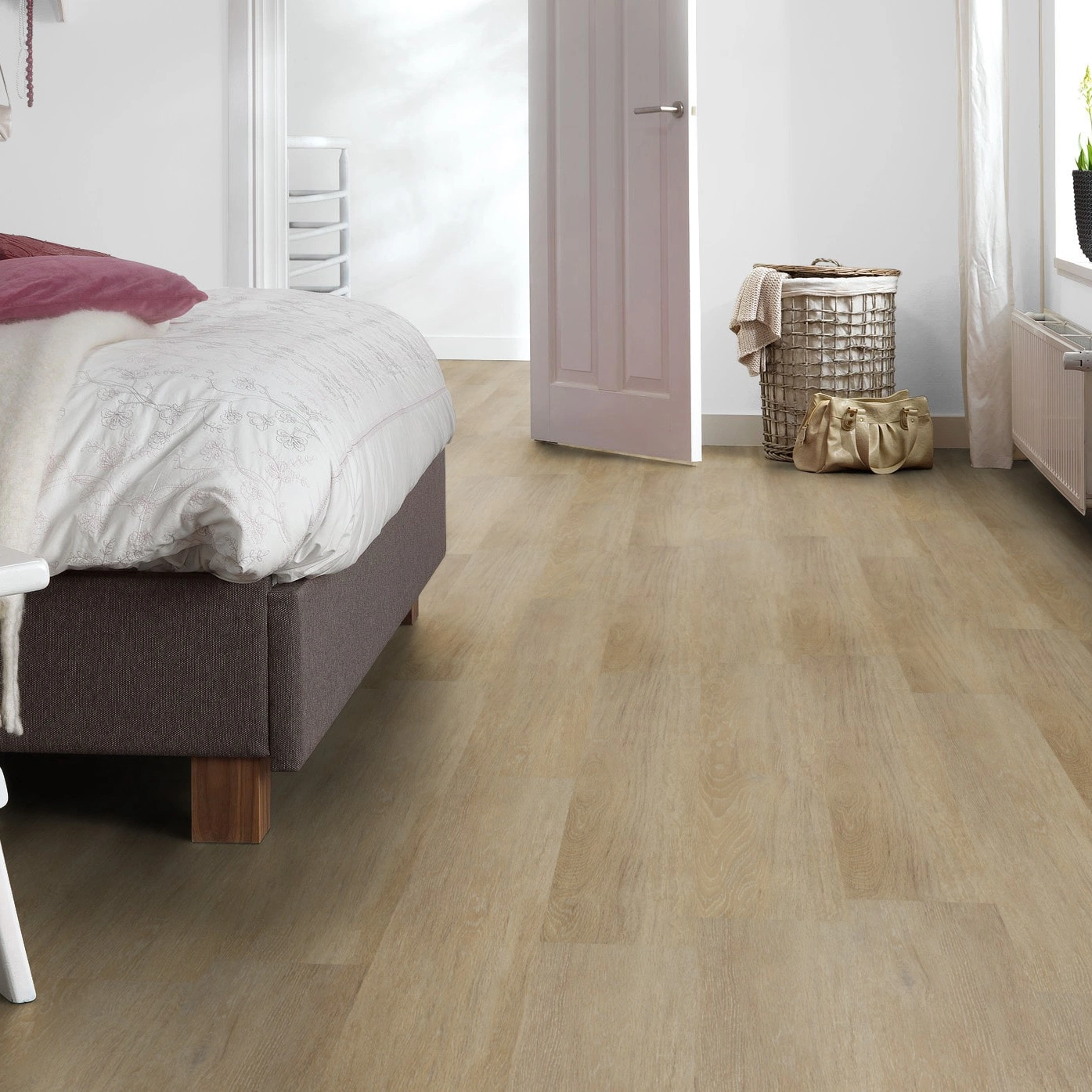 Milieubild Schlafzimmer mit Hocker - Forbo Flooring Klebe-Vinyl Enduro Dryback Wood Golden Oak Milieubild Schlafzimmer mit Hocker - Forbo Flooring 217622