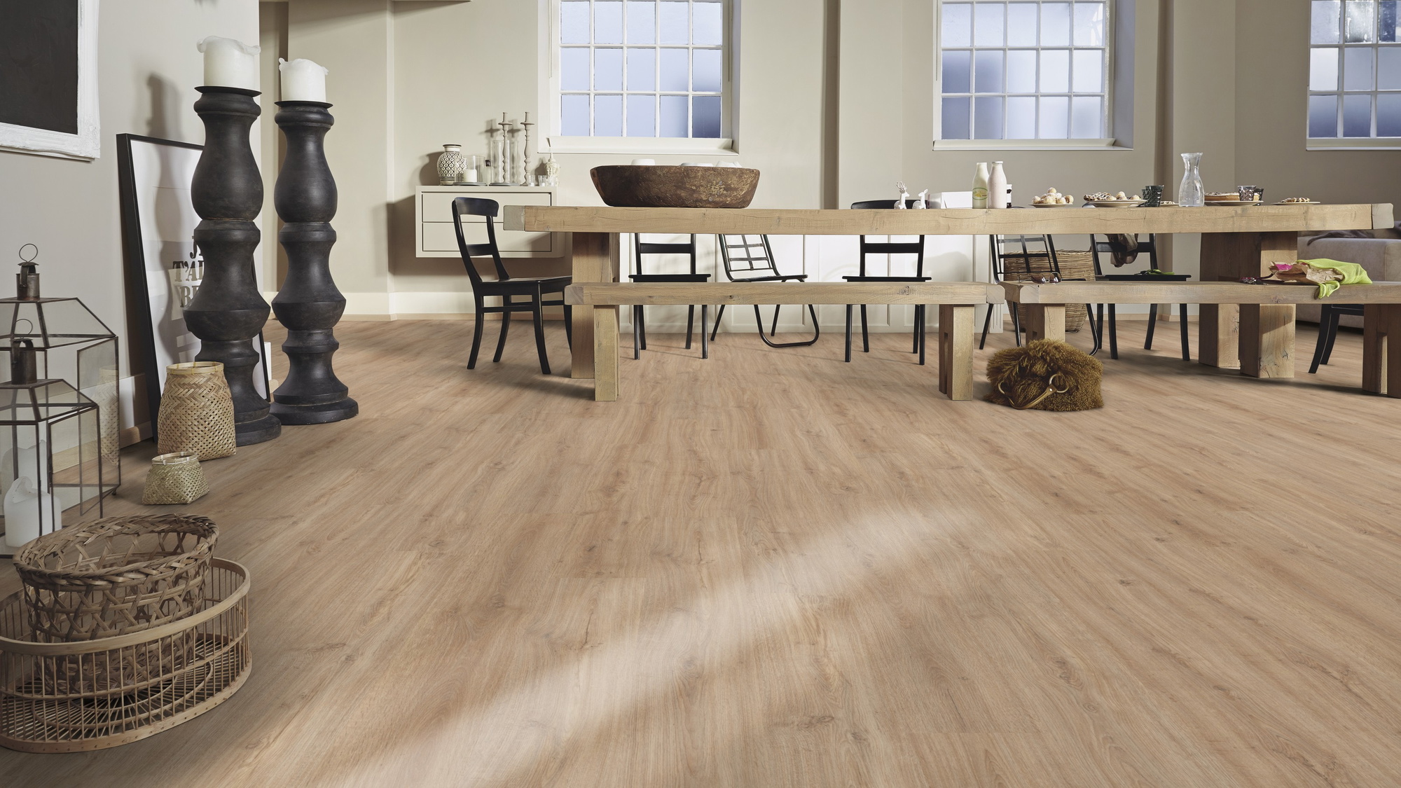 Milieubild Esszimmer mit großem Tisch - MEISTER Laminat LC 150 Eiche Casablanca Milieubild Esszimmer mit großem Tisch - MEISTER 600014-1288198-06414