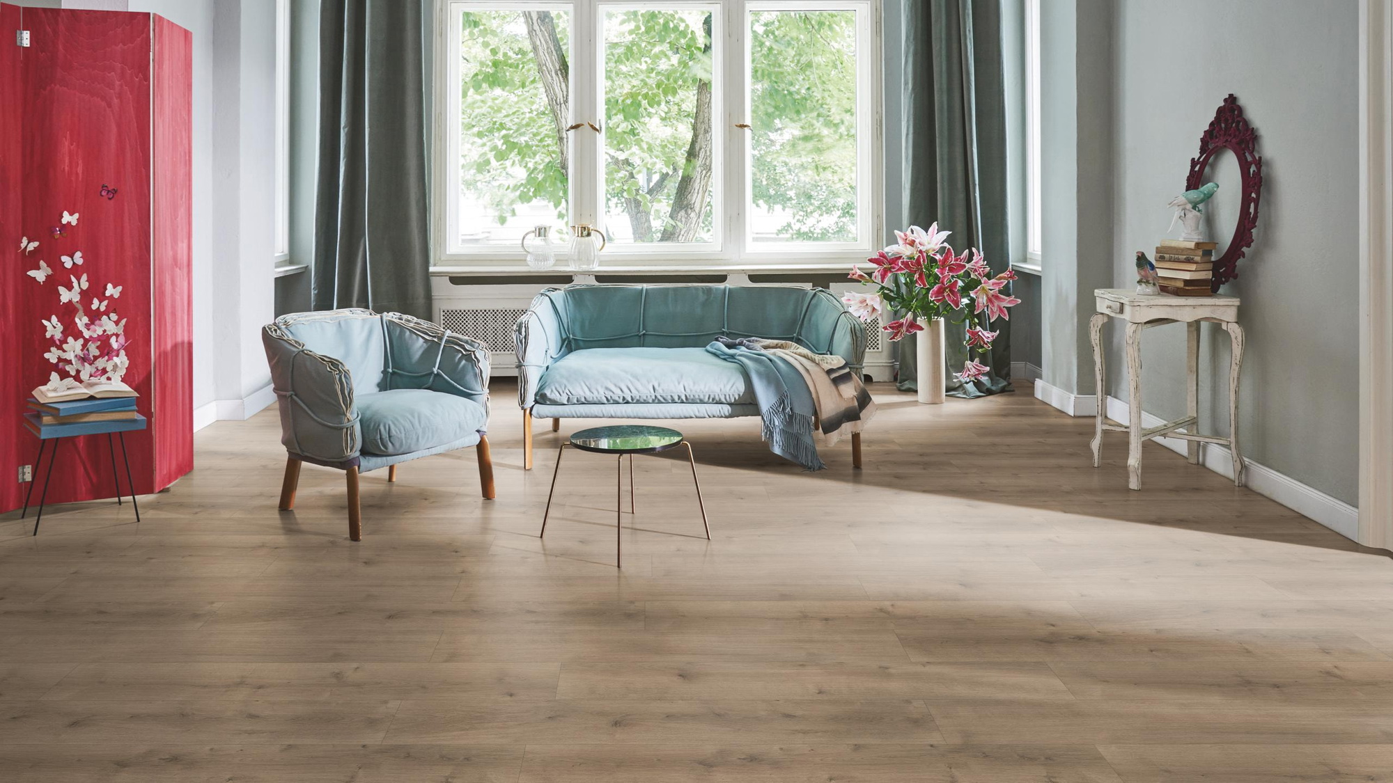 Milieubild Wohnzimmer in Stadtwohnung - Parador HDF Klick-Designboden Modular ONE Eiche Pure perlgrau Milieubild Wohnzimmer in Stadtwohnung - Parador 1730768