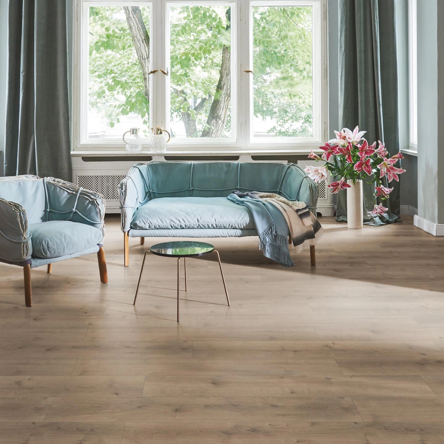 Milieubild Wohnzimmer in Stadtwohnung - Parador HDF Klick-Designboden Modular ONE Eiche Pure perlgrau Milieubild Wohnzimmer in Stadtwohnung - Parador 1730768