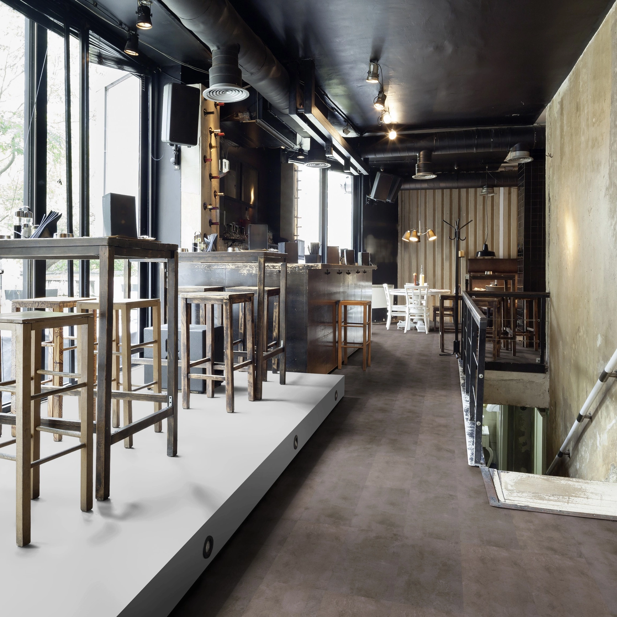 Milieubild Restaurant - Bar mit Tischen und Hockern - wineo Klick-Bioboden PURLINE wineo 1000 stone L Urban Concrete Steel Milieubild Restaurant - Bar mit Tischen und Hockern - wineo PLC319R
