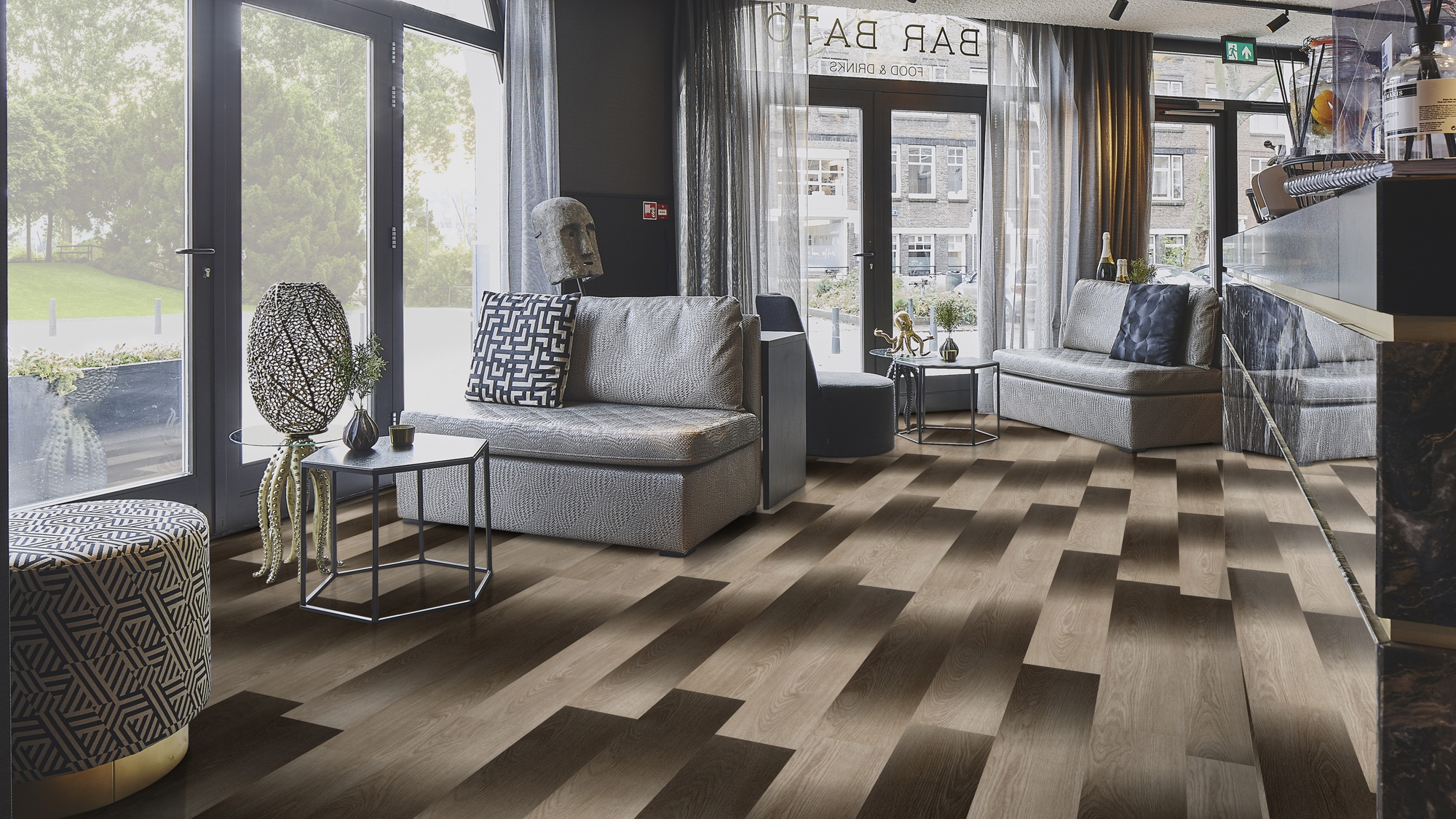 Milieubild Lounge in Hotelbar - Forbo Flooring Klebe-Vinyl Allura Dryback 0.55 Wood Light Timber Gradient Milieubild Lounge in Hotelbar - Forbo Flooring 243621