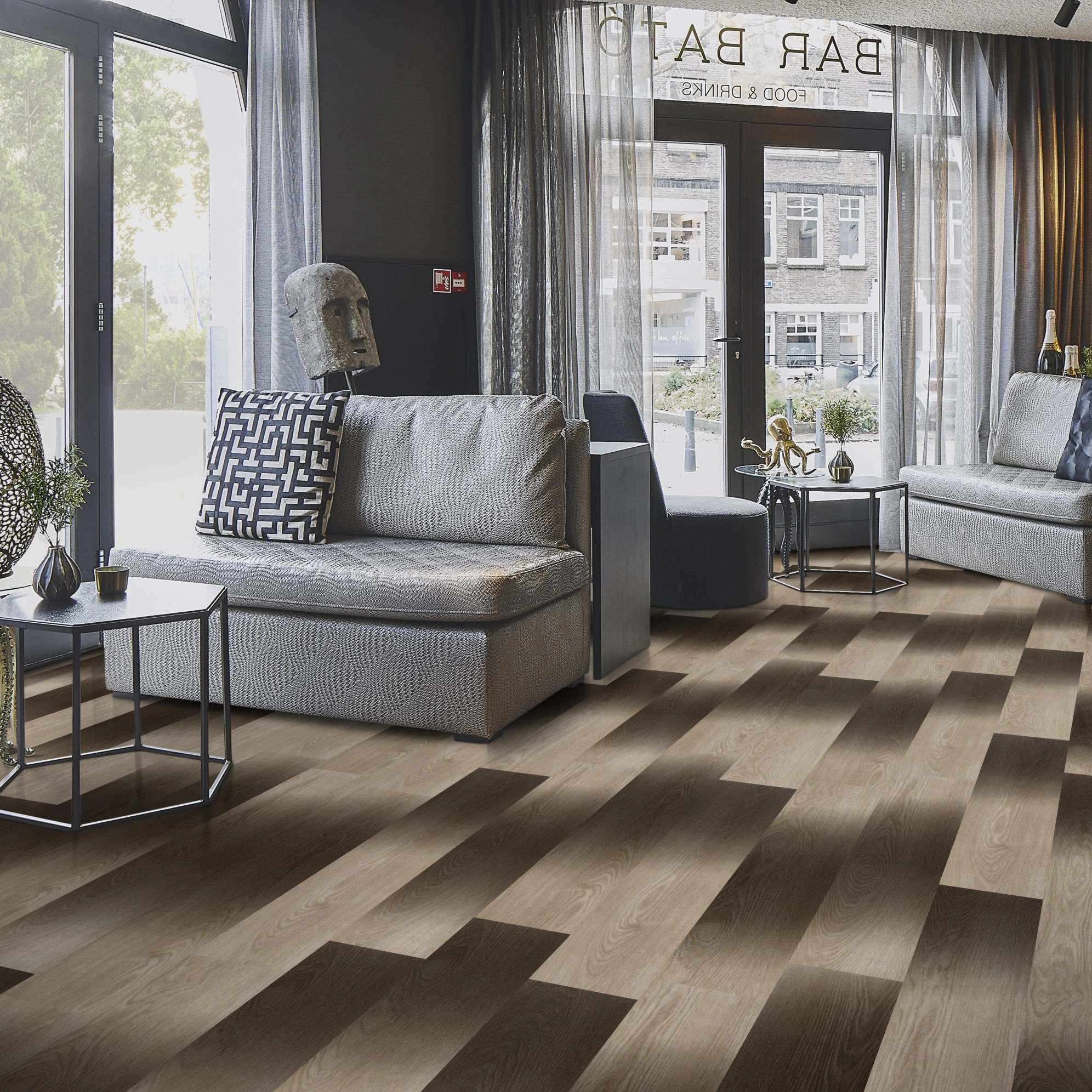 Milieubild Lounge in Hotelbar - Forbo Flooring Klebe-Vinyl Allura Dryback 0.55 Wood Light Timber Gradient Milieubild Lounge in Hotelbar - Forbo Flooring 243621