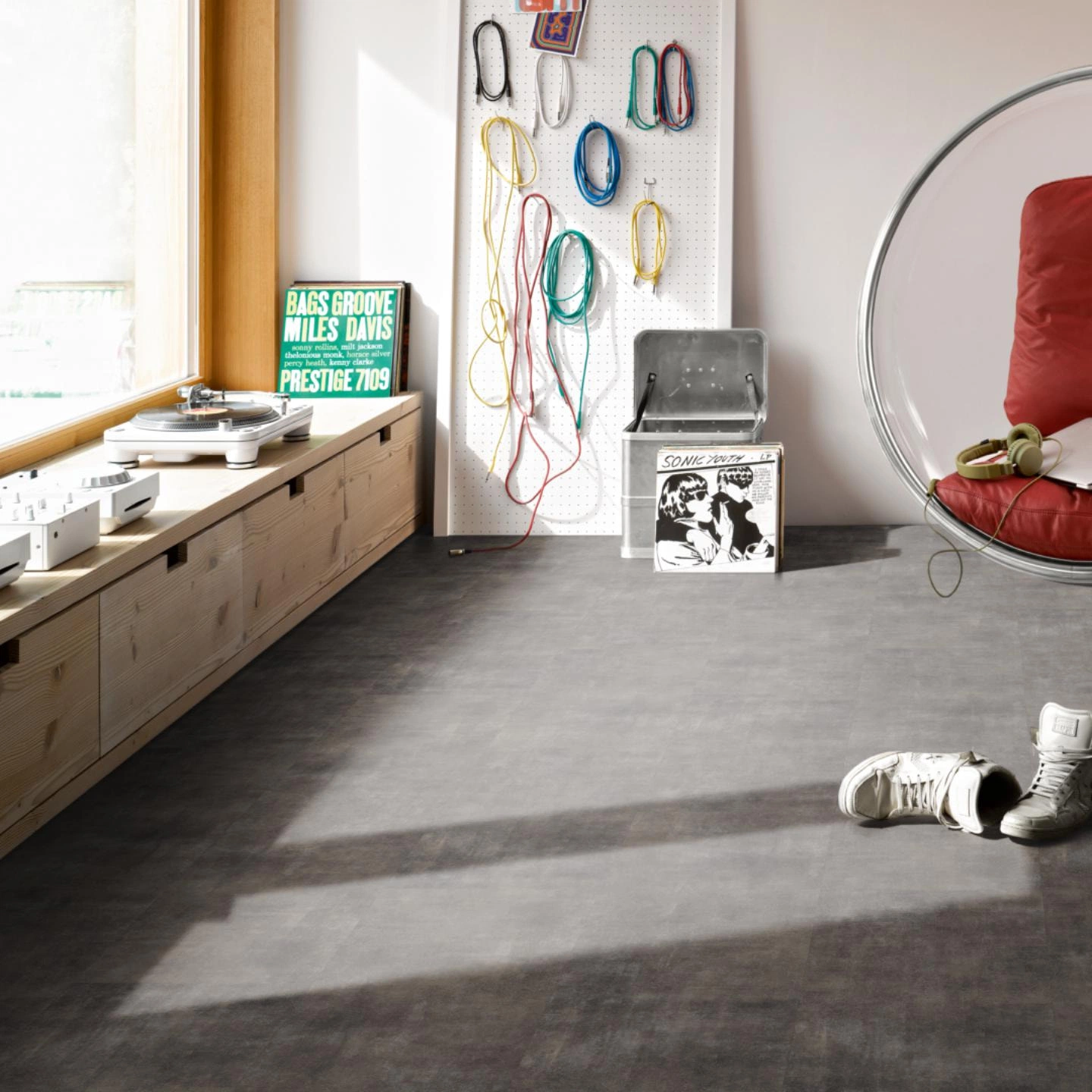 Milieubild Musikzimmer mit Plattenspieler - Parador Klebe-Vinyl Trendtime 5 Dryback Mineral black Milieubild Musikzimmer mit Plattenspieler - Parador 1750854