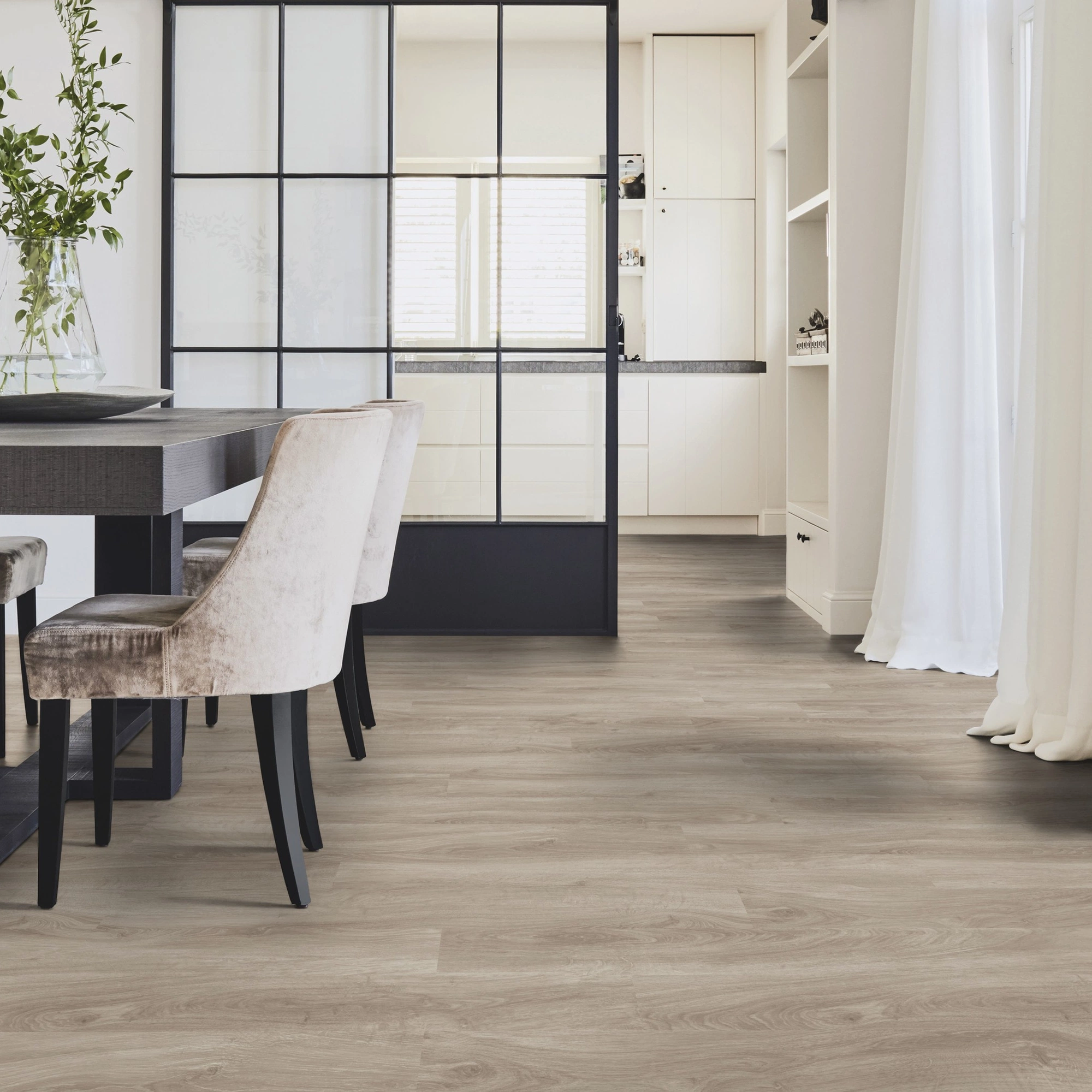 Milieubild Modernes Esszimmer mit Glas-Schiebetür - Tarkett Klebe-Vinyl iD Inspiration 30 CLASSICS English Oak Grey-beige Milieubild Modernes Esszimmer mit Glas-Schiebetür - Tarkett 24524011