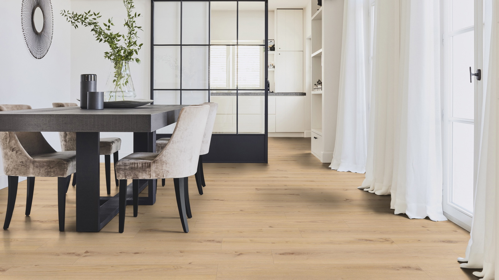 Milieubild Modernes Esszimmer mit Glas-Schiebetür - Tarkett 260055003
