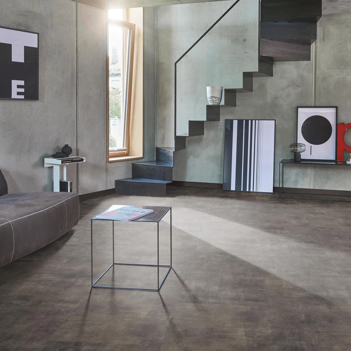 Milieubild Wohnzimmer im modernen Loft-Stil - Parador Klebe-Vinyl Trendtime 5 Dryback Mineral black Milieubild Wohnzimmer im modernen Loft-Stil - Parador 1750854