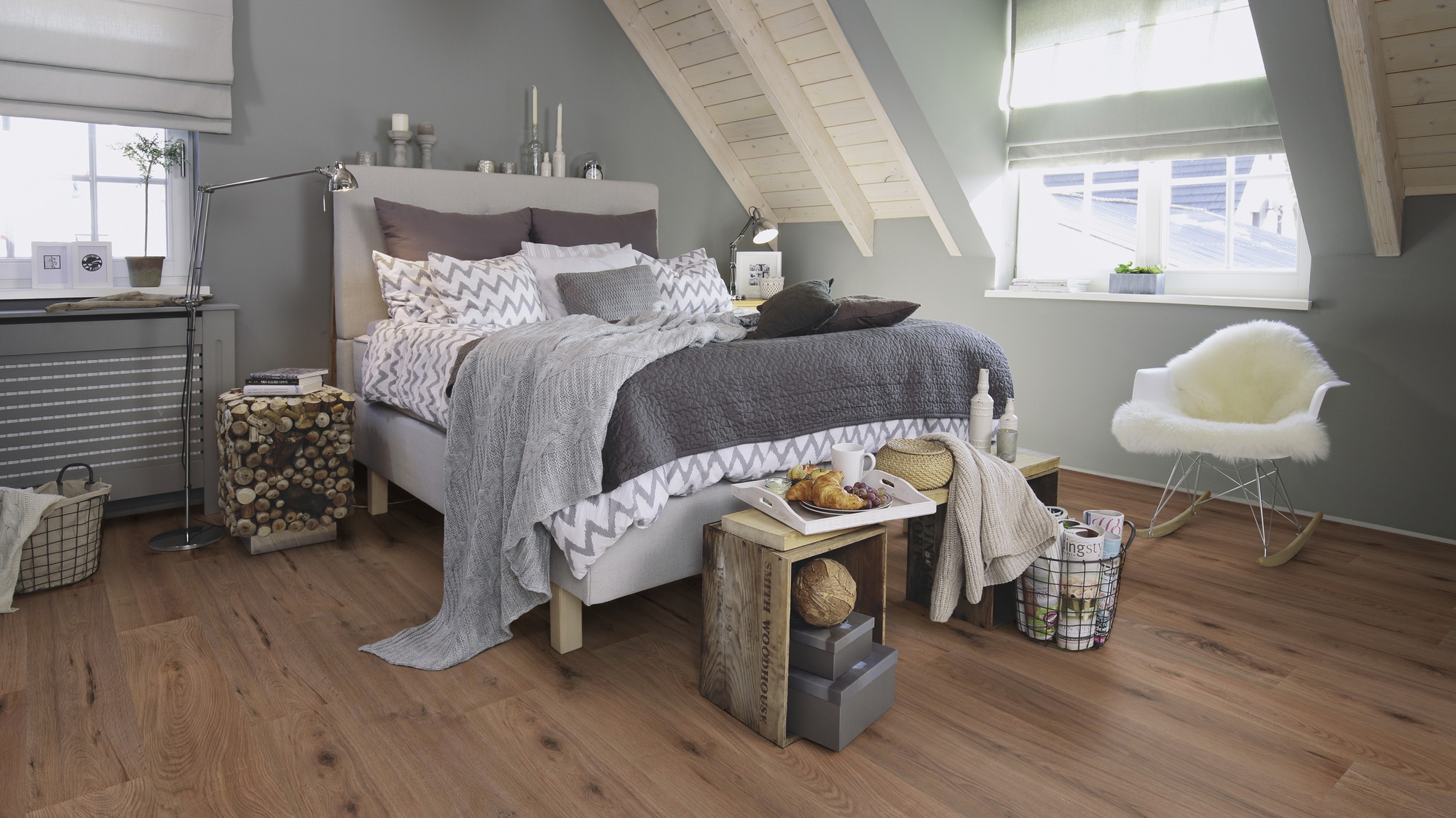 Milieubild Schlafzimmer im modernen Dachgeschoss - wineo HDF Klick-Bioboden PURLINE wineo 1000 wood L Strong Oak Cappuccino Milieubild Schlafzimmer im modernen Dachgeschoss - wineo MLP303R