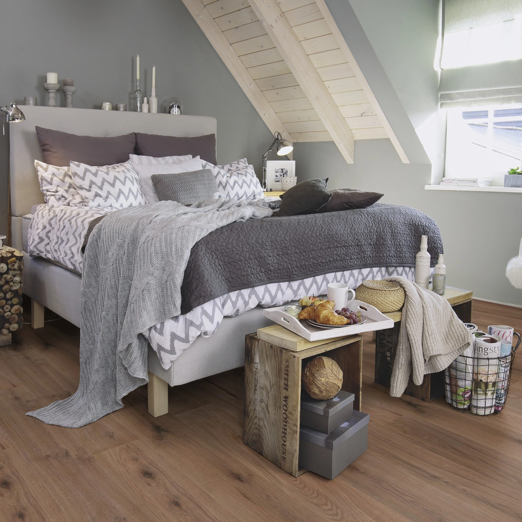 Milieubild Schlafzimmer im modernen Dachgeschoss - wineo HDF Klick-Bioboden PURLINE wineo 1000 wood L Strong Oak Cappuccino Milieubild Schlafzimmer im modernen Dachgeschoss - wineo MLP303R