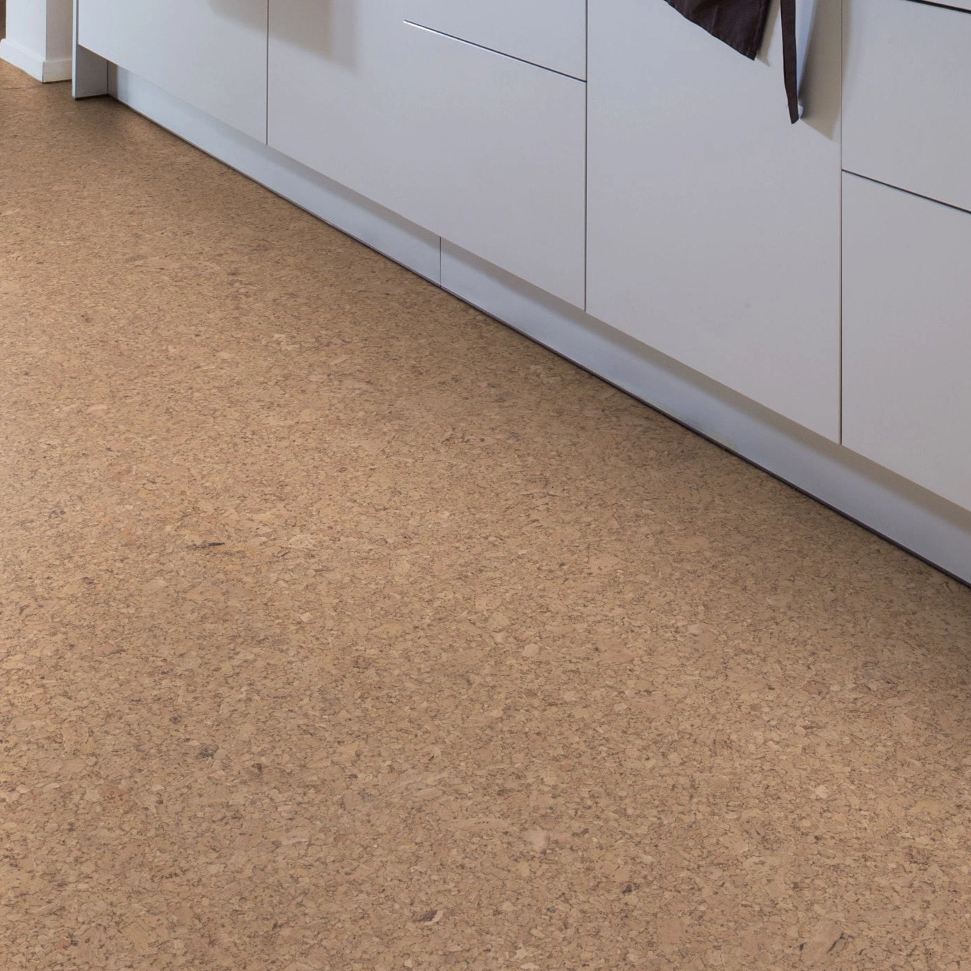 Milieubild Esszimmer mit Küchenblock - Wicanders Wise HDF Klick-Korkboden cork Go Ambition Milieubild Esszimmer mit Küchenblock - Wicanders Wise 80001643
