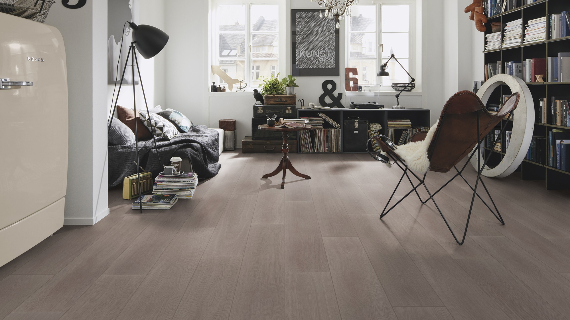 Milieubild Kompaktes Wohnzimmer mit Bücherregal - wineo HDF Klick-Bioboden PURLINE wineo 1000 wood XL Calm Oak Ash Milieubild Kompaktes Wohnzimmer mit Bücherregal - wineo MLP308R