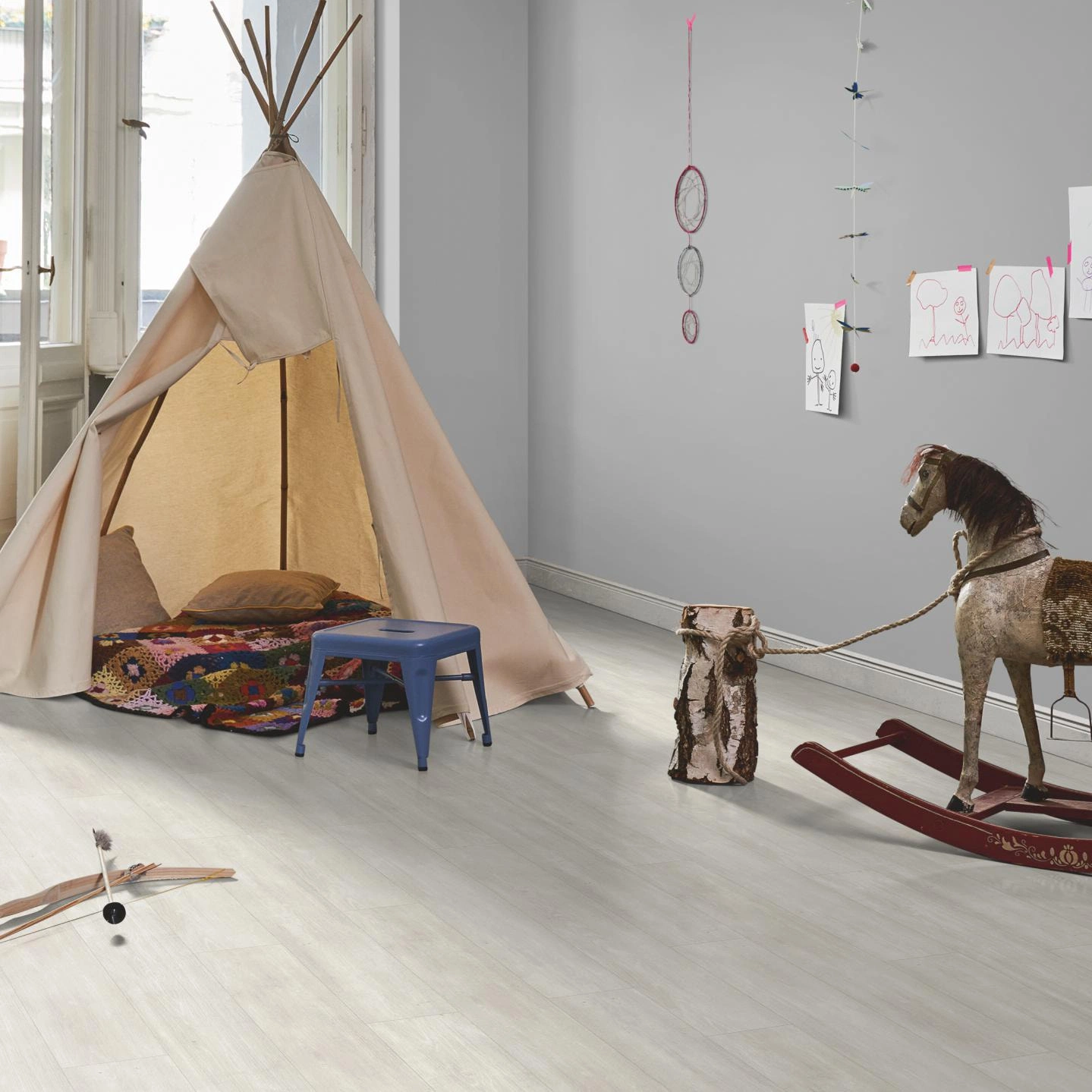 Milieubild Kinderzimmer in Stadtwohnung - Parador HDF Klick-Designboden Modular ONE Eiche Nordic weiß Milieubild Kinderzimmer in Stadtwohnung - Parador 1744547