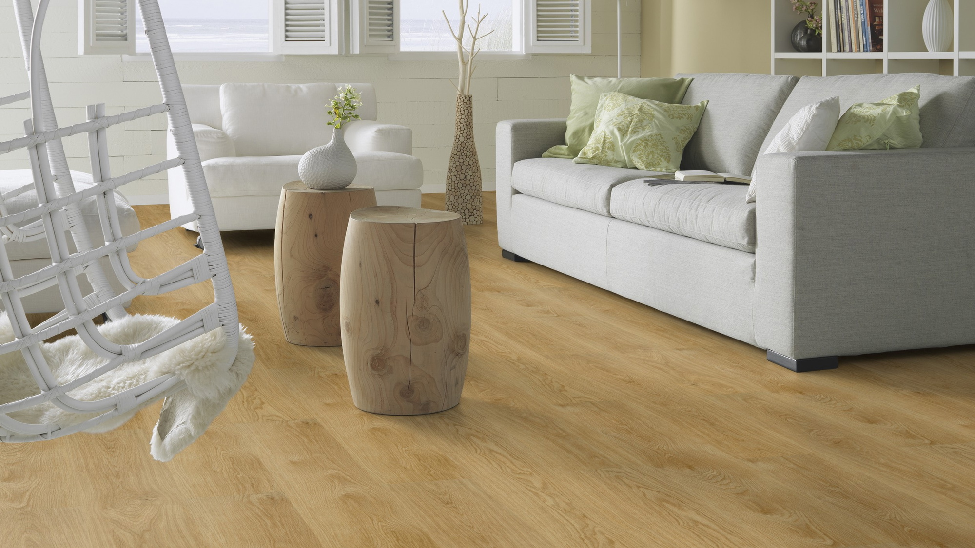 Milieubild Modernes, freundliches Wohnzimmer mit Sofa - Forbo Flooring Klebe-Vinyl Enduro Dryback Wood Pure Oak Milieubild Modernes, freundliches Wohnzimmer mit Sofa - Forbo Flooring 217620