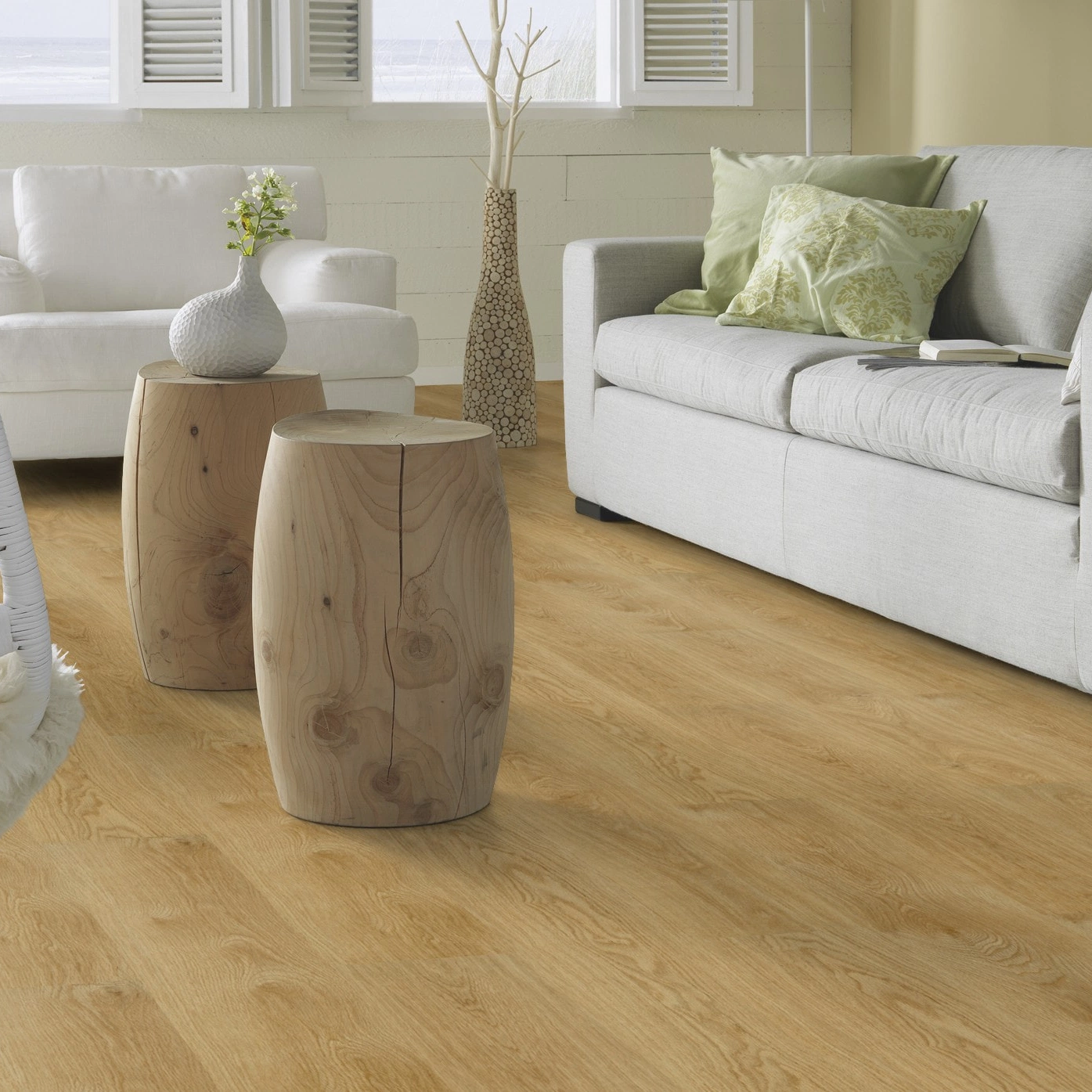 Milieubild Modernes, freundliches Wohnzimmer mit Sofa - Forbo Flooring Klebe-Vinyl Enduro Dryback Wood Pure Oak Milieubild Modernes, freundliches Wohnzimmer mit Sofa - Forbo Flooring 217620