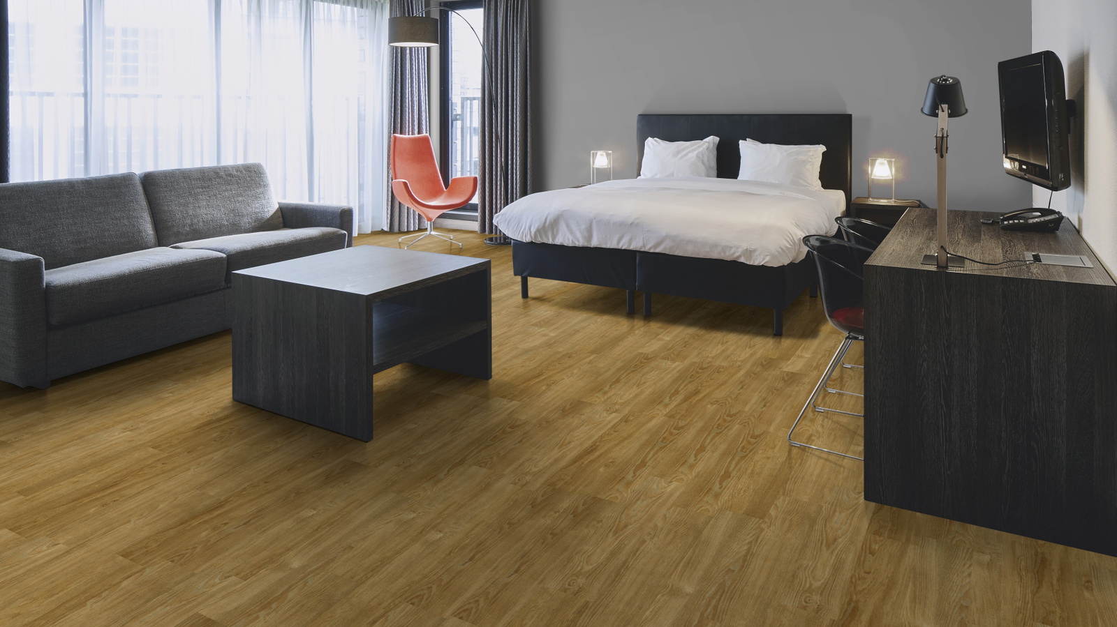 Milieubild Hotelzimmer mit Kingsize-Bett - Forbo Flooring 243615
