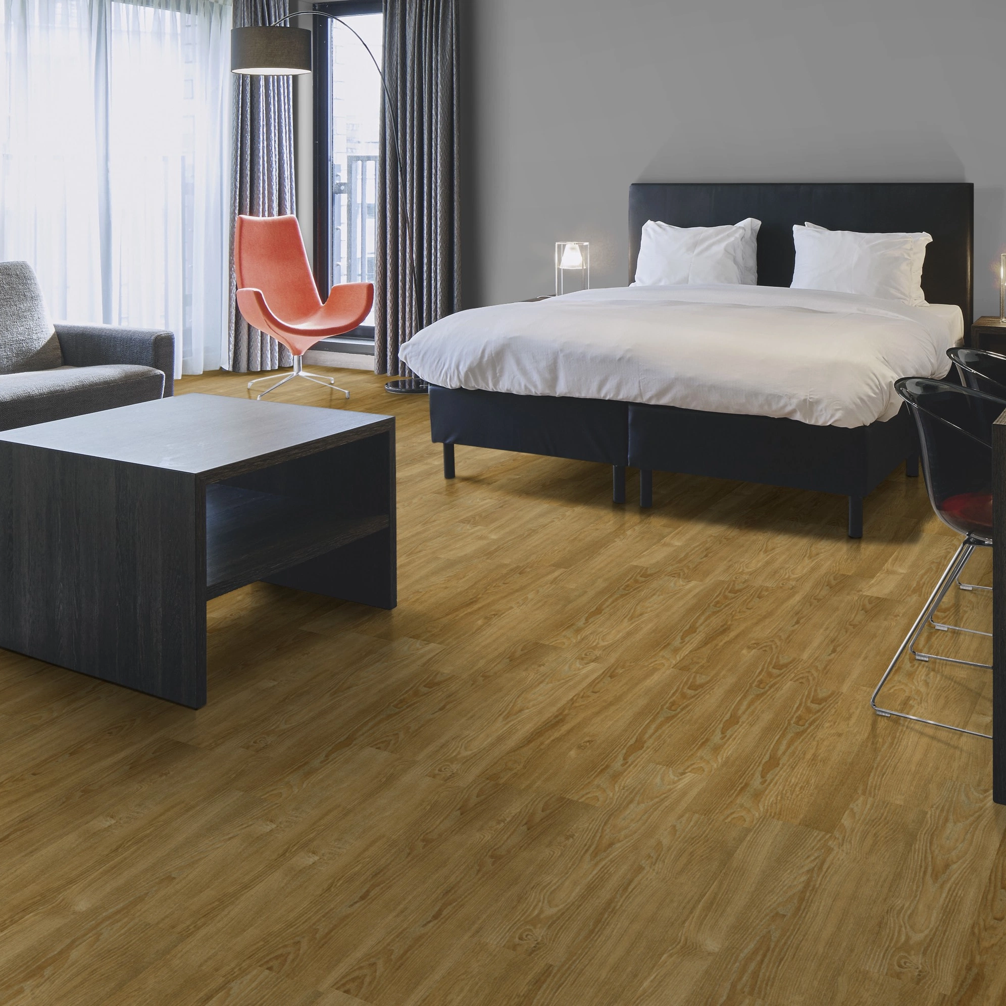 Milieubild Hotelzimmer mit Kingsize-Bett - Forbo Flooring Klebe-Vinyl Allura Dryback 0.55 Wood Ochre Ash Milieubild Hotelzimmer mit Kingsize-Bett - Forbo Flooring 243615