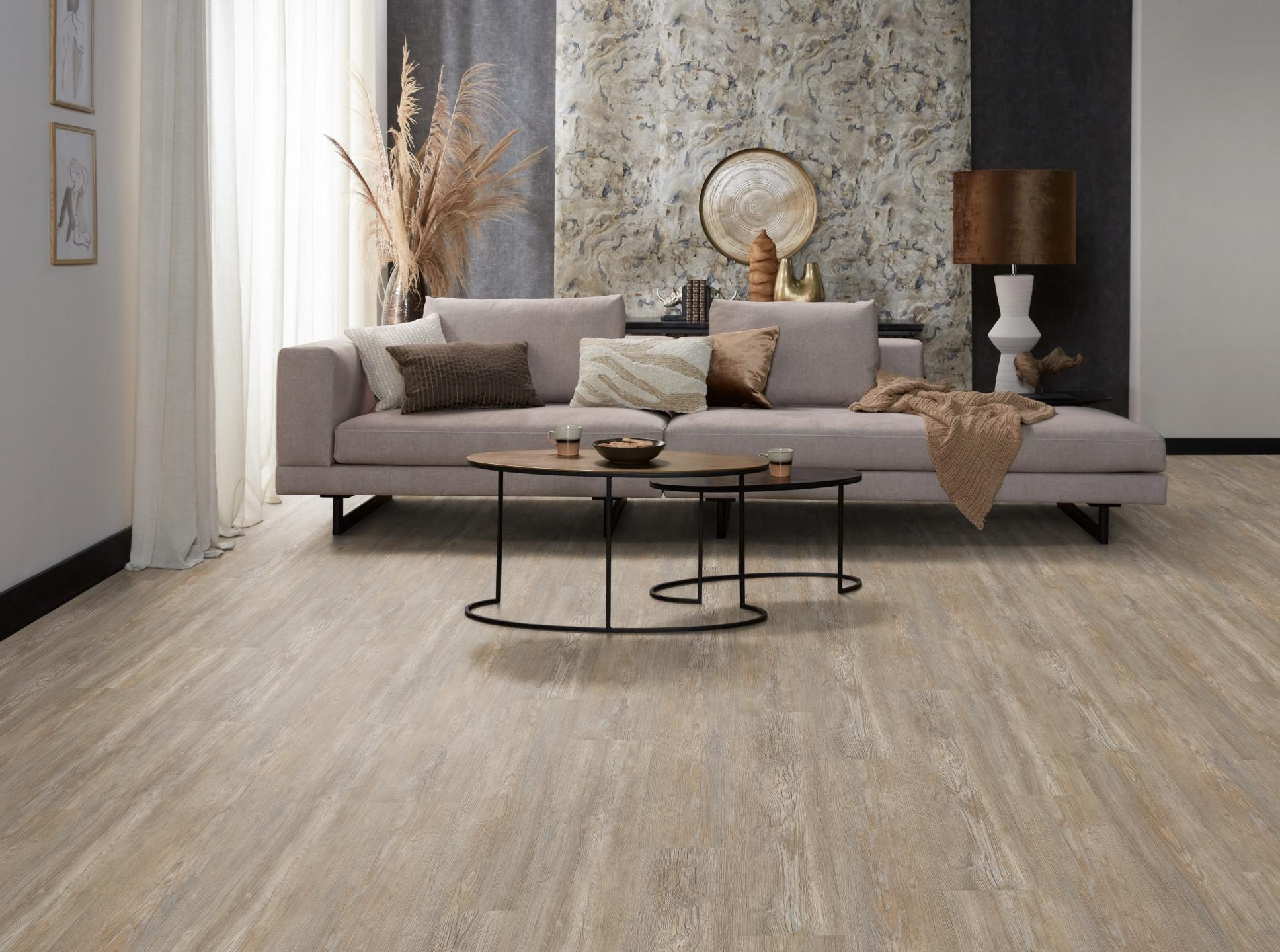 Milieubild Modernes, freundliches Wohnzimmer mit Sofa und Wandtapete - nexflor Rigid Klick-Vinyl Apollo Click Collection Olympia Oak Milieubild Modernes, freundliches Wohnzimmer mit Sofa und Wandtapete - nexflor NXF-60030-005
