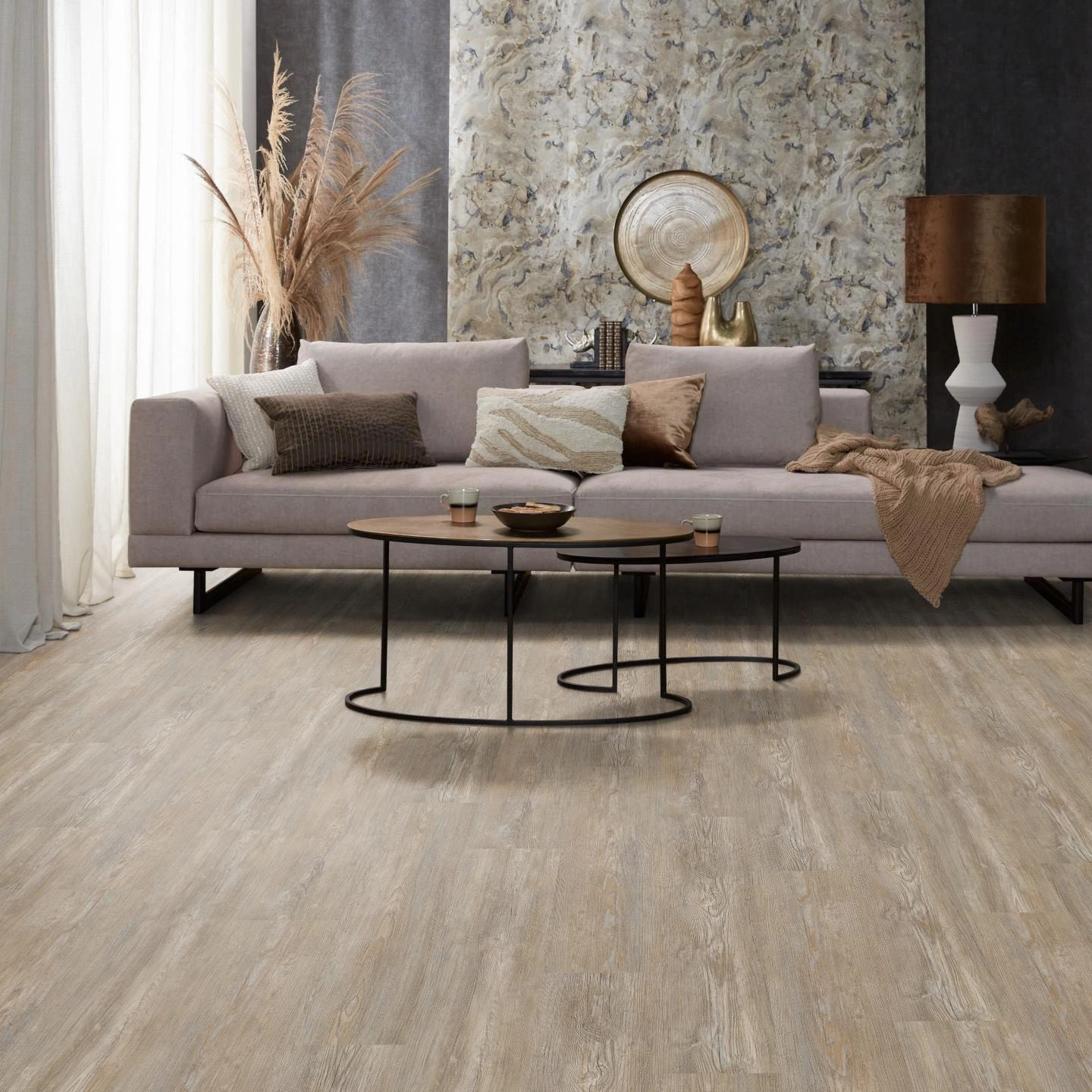 Milieubild Modernes, freundliches Wohnzimmer mit Sofa und Wandtapete - nexflor Rigid Klick-Vinyl Apollo Click Collection Olympia Oak Milieubild Modernes, freundliches Wohnzimmer mit Sofa und Wandtapete - nexflor NXF-60030-005