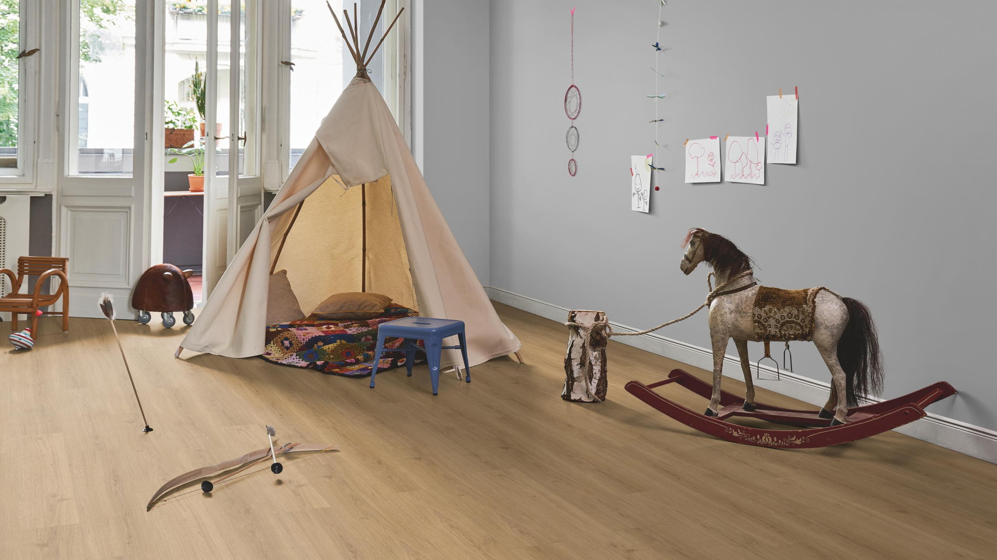 Milieubild Kinderzimmer in Stadtwohnung - Parador Klebe-Vinyl Classic 2025 Eiche Regent natur Milieubild Kinderzimmer in Stadtwohnung - Parador 1748866