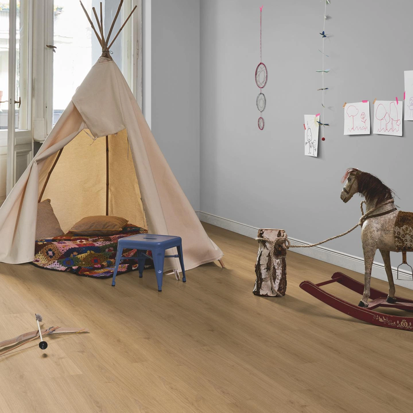 Milieubild Kinderzimmer in Stadtwohnung - Parador Klebe-Vinyl Classic 2025 Eiche Regent natur Milieubild Kinderzimmer in Stadtwohnung - Parador 1748866