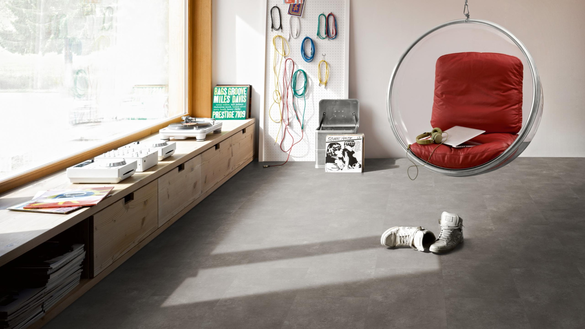 Milieubild Musikzimmer mit Plattenspieler - Parador Klebe-Vinyl Trendtime 5 Dryback Stein Trafalgar dunkelgrau Milieubild Musikzimmer mit Plattenspieler - Parador 1750857