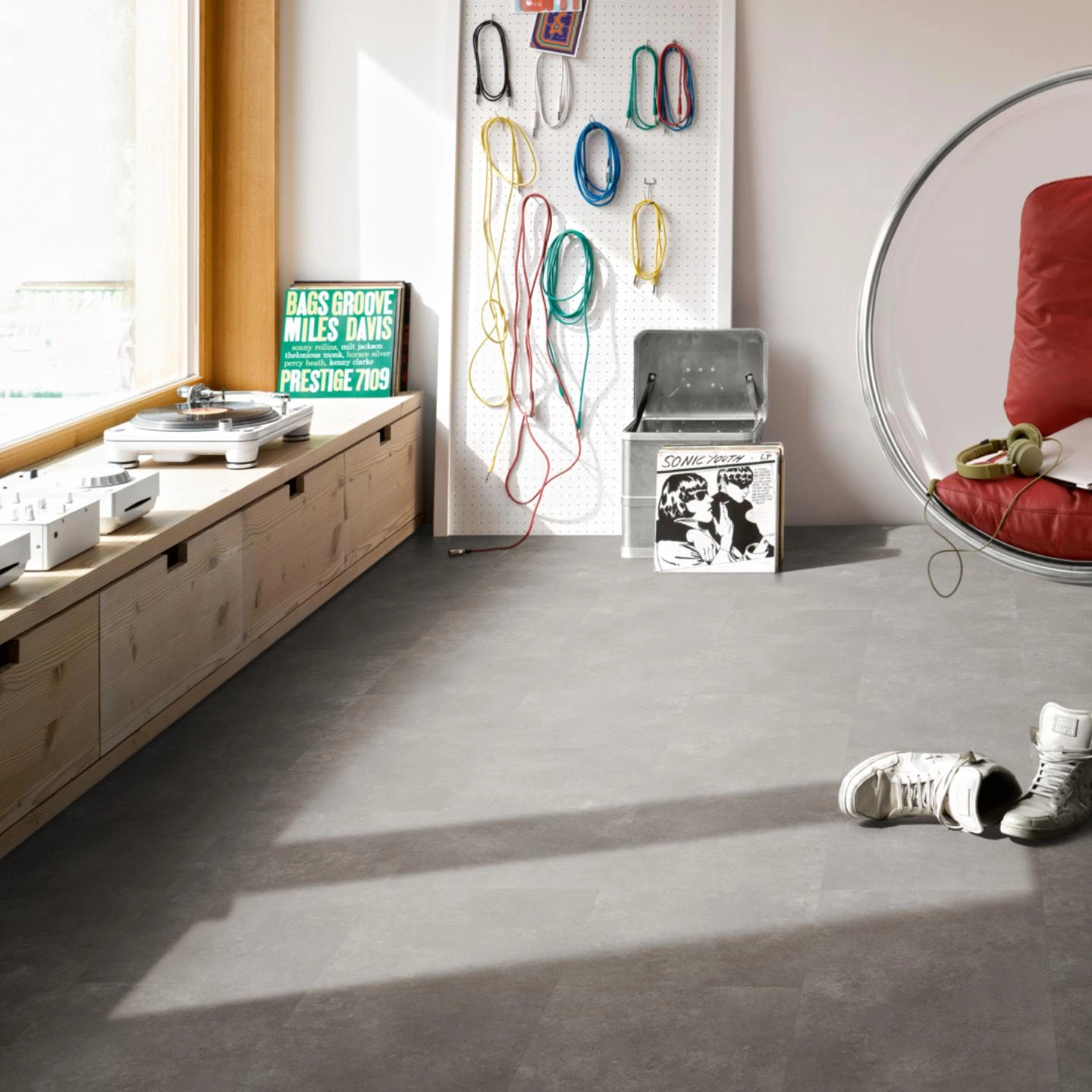 Milieubild Musikzimmer mit Plattenspieler - Parador Klebe-Vinyl Trendtime 5 Dryback Stein Trafalgar dunkelgrau Milieubild Musikzimmer mit Plattenspieler - Parador 1750857