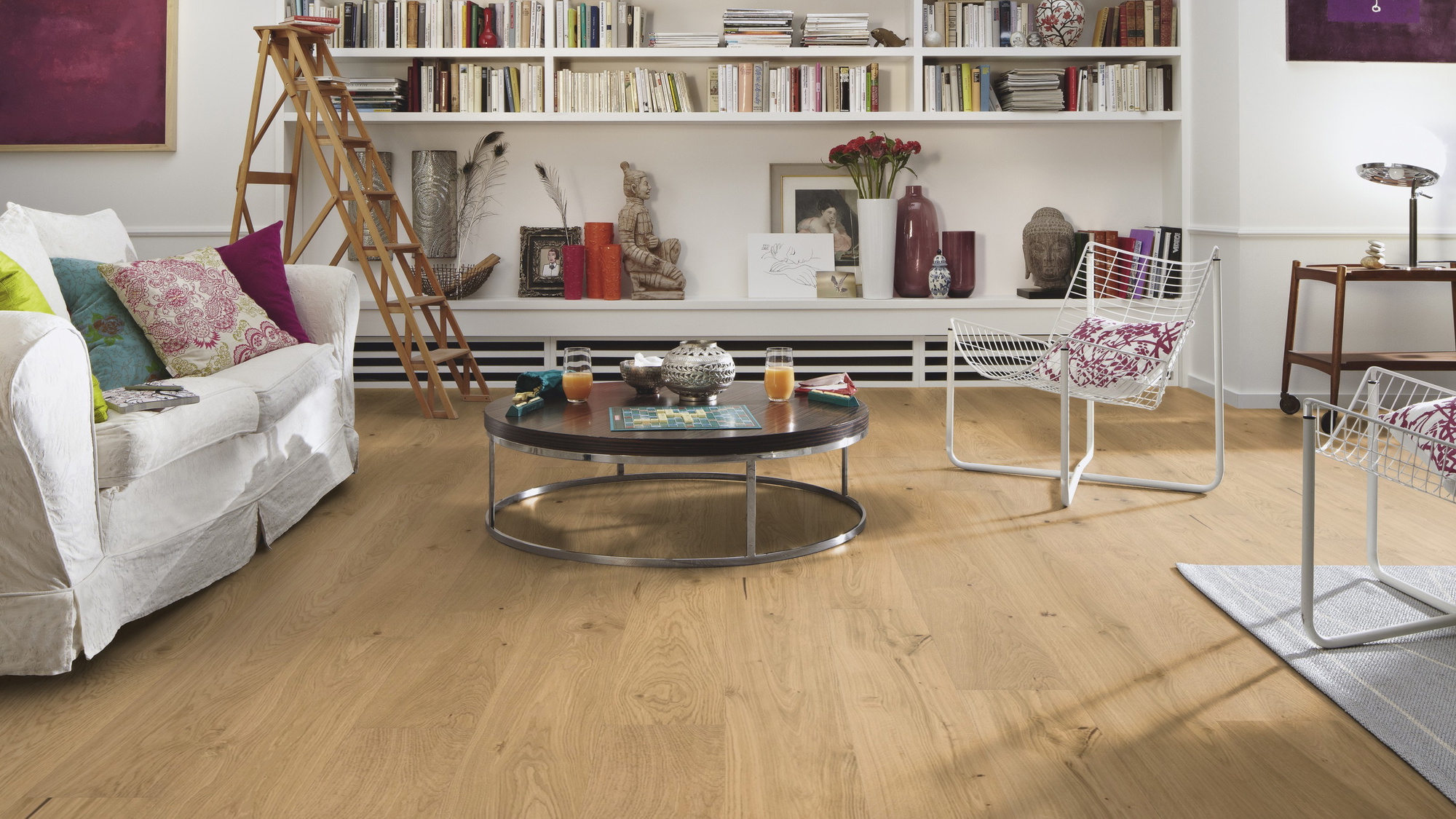 Milieubild Wohnzimmer mit großem Bücherregal - MEISTER Furnierboden HD 100 Natureflex Eiche lebhaft creme Milieubild Wohnzimmer mit großem Bücherregal - MEISTER 500139-2200210-20015