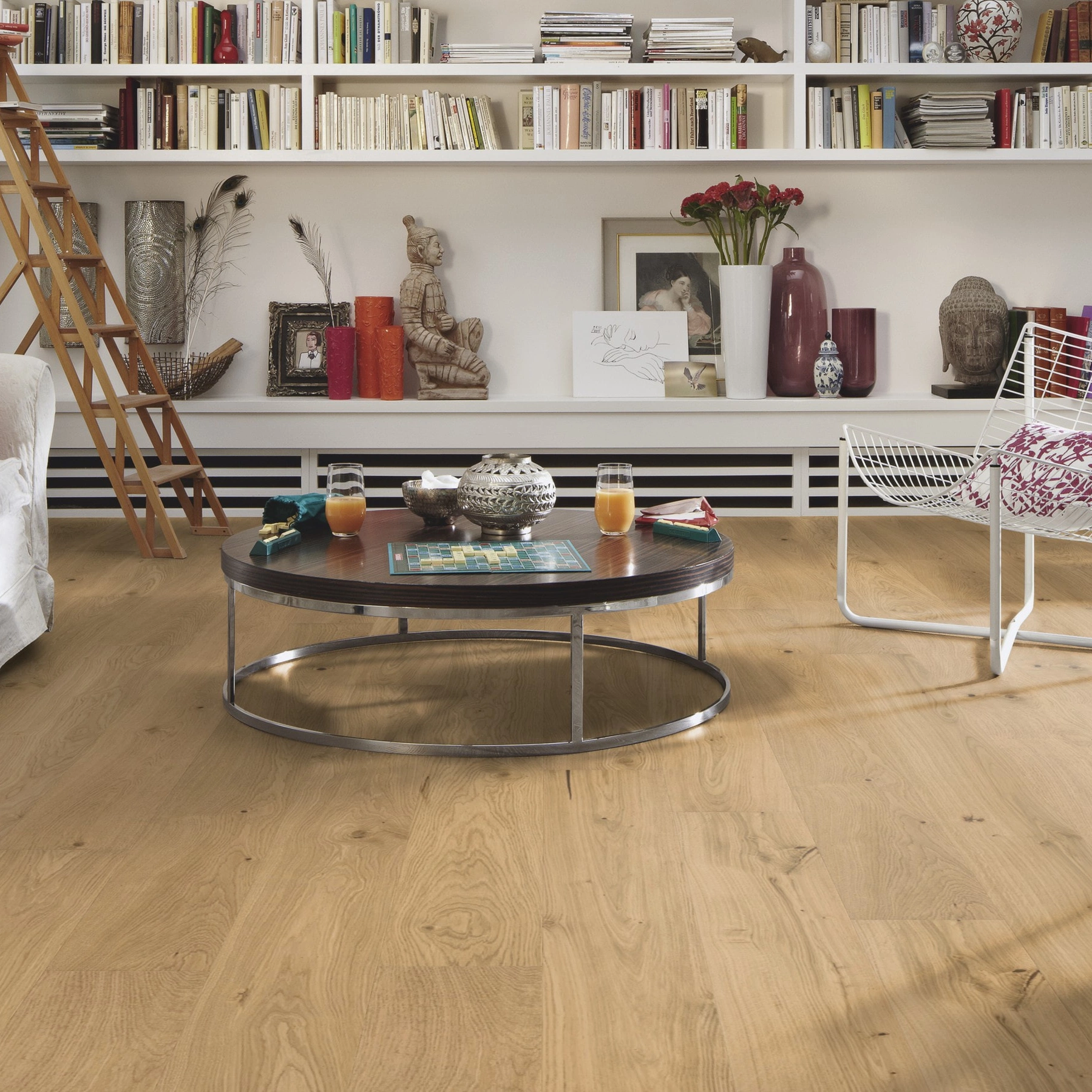 Milieubild Wohnzimmer mit großem Bücherregal - MEISTER Furnierboden HD 100 Natureflex Eiche lebhaft creme Milieubild Wohnzimmer mit großem Bücherregal - MEISTER 500139-2200210-20015