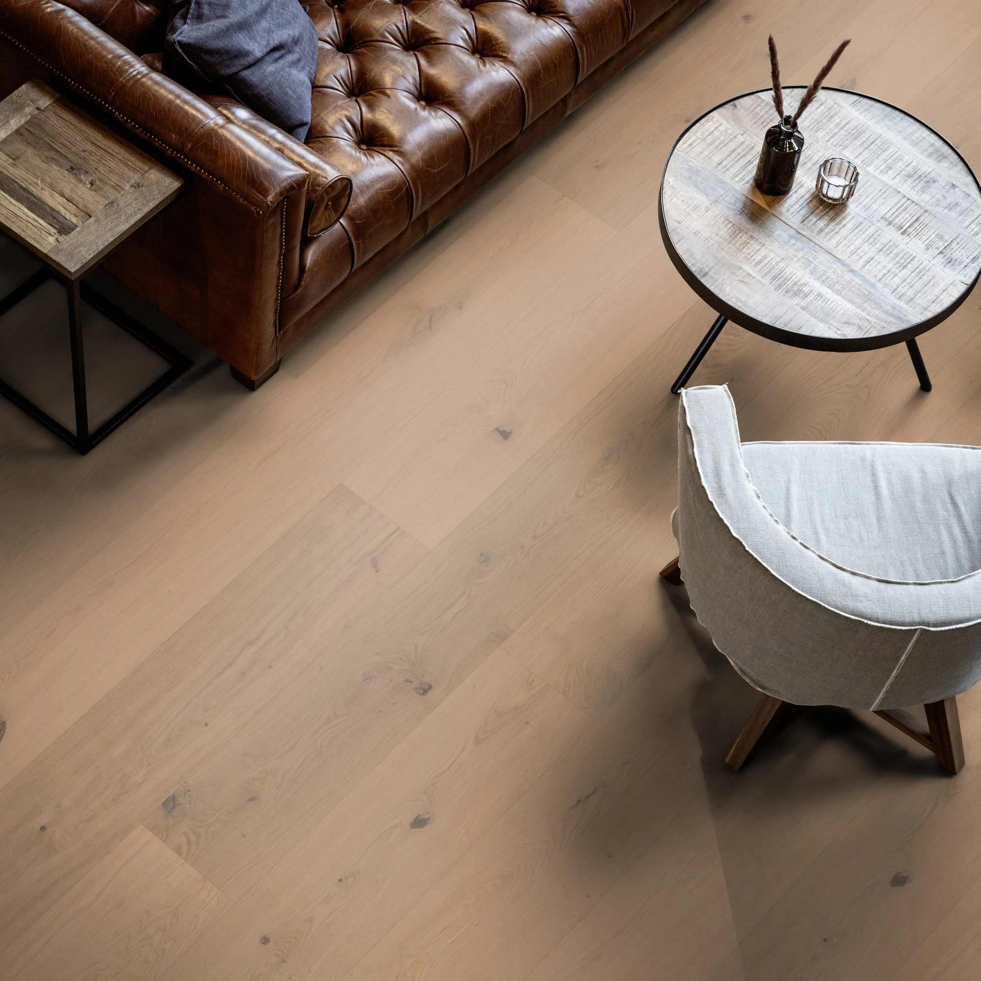 Milieubild Wohnzimmer mit Ledersofa - Blick von oben - ter Hürne Holzboden Hywood EVO Noblesse Collection Eiche Nieuw Land Milieubild Wohnzimmer mit Ledersofa - Blick von oben - ter Hürne 1101281109