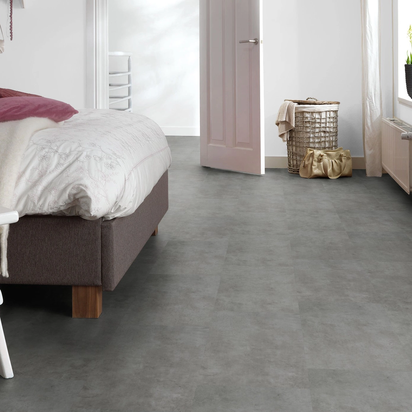 Milieubild Schlafzimmer mit Hocker - Forbo Flooring Klebe-Vinyl Enduro Dryback Material Mid Concrete Milieubild Schlafzimmer mit Hocker - Forbo Flooring 217638