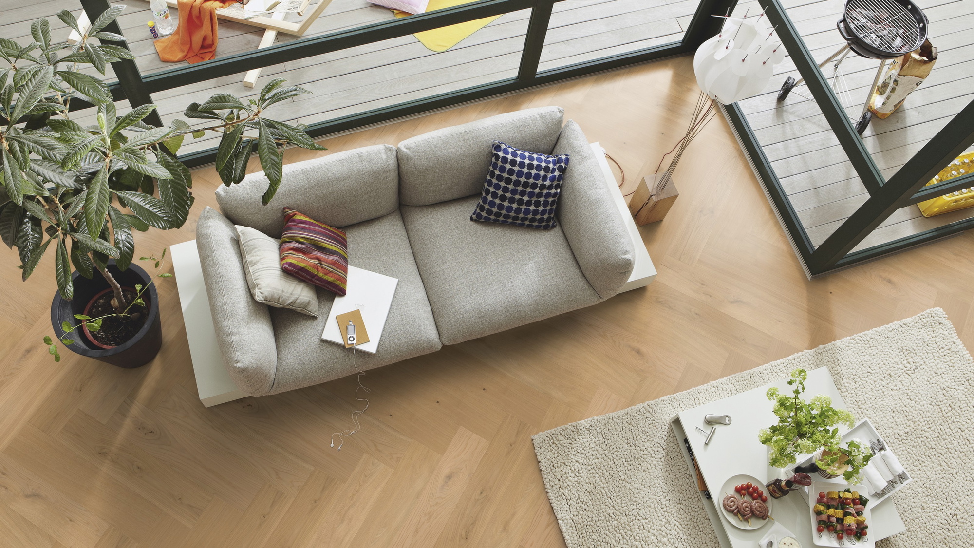 Milieubild Wohnzimmer im Wintergarten - Blick von oben - MEISTER Holzboden HS 500 Lindura Eiche classic pure Milieubild Wohnzimmer im Wintergarten - Blick von oben - MEISTER 500010-0700140-08928