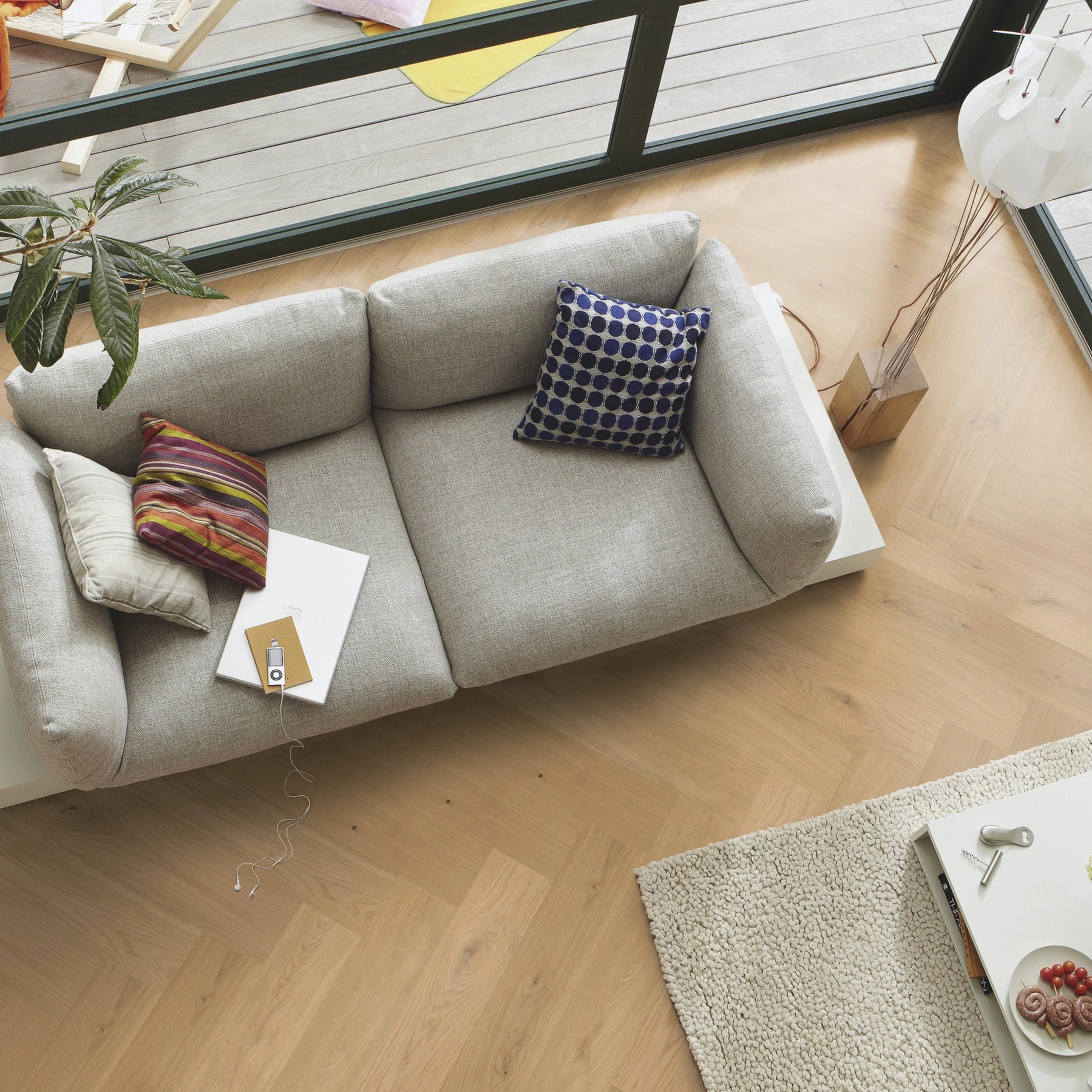 Milieubild Wohnzimmer im Wintergarten - Blick von oben - MEISTER Holzboden HS 500 Lindura Eiche classic pure Milieubild Wohnzimmer im Wintergarten - Blick von oben - MEISTER 500010-0700140-08928