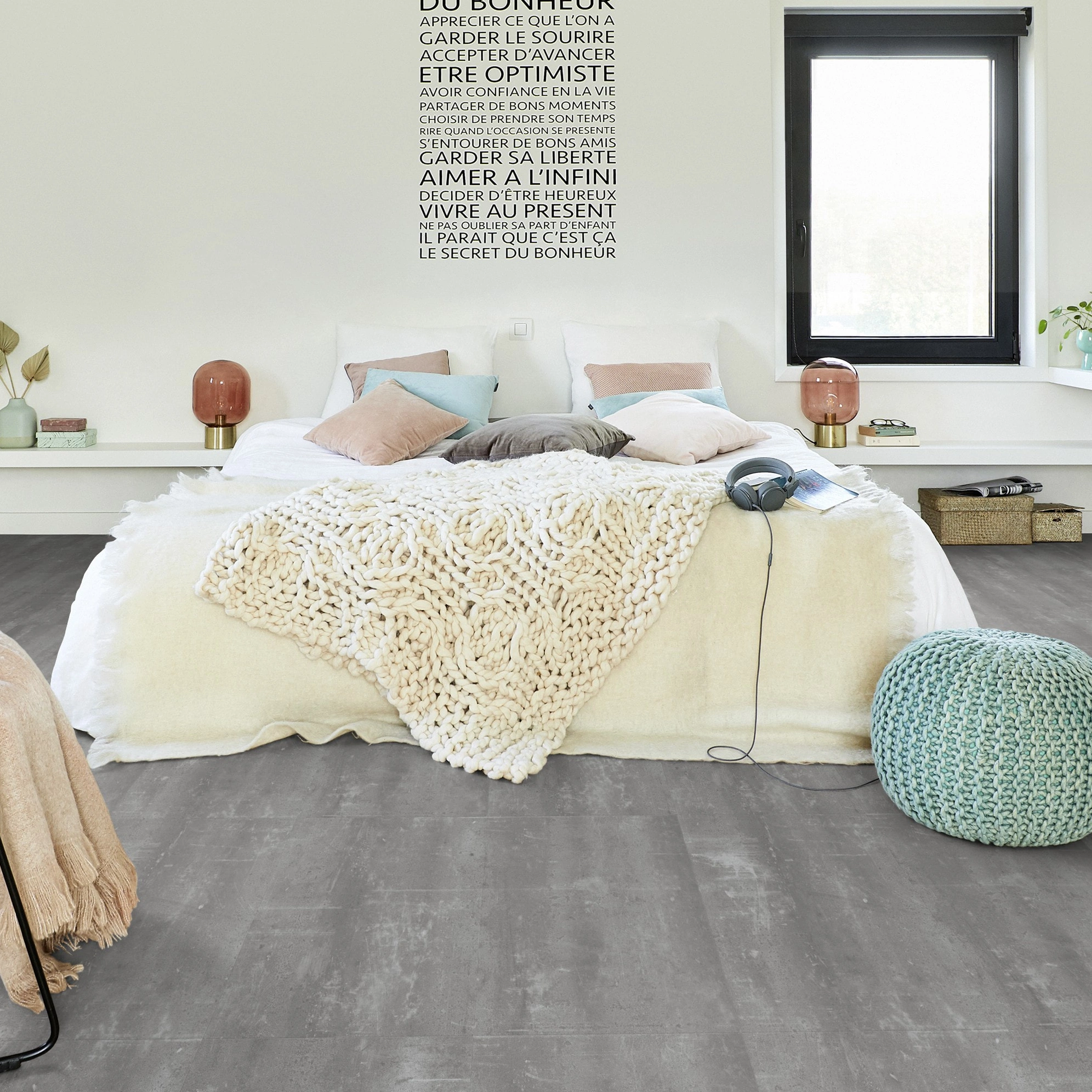 Milieubild Modernes Schlafzimmer - Bett mit Stuhl - Tarkett Klebe-Vinyl Essence 55 Scratched Cement Grey Milieubild Modernes Schlafzimmer - Bett mit Stuhl - Tarkett 260054010