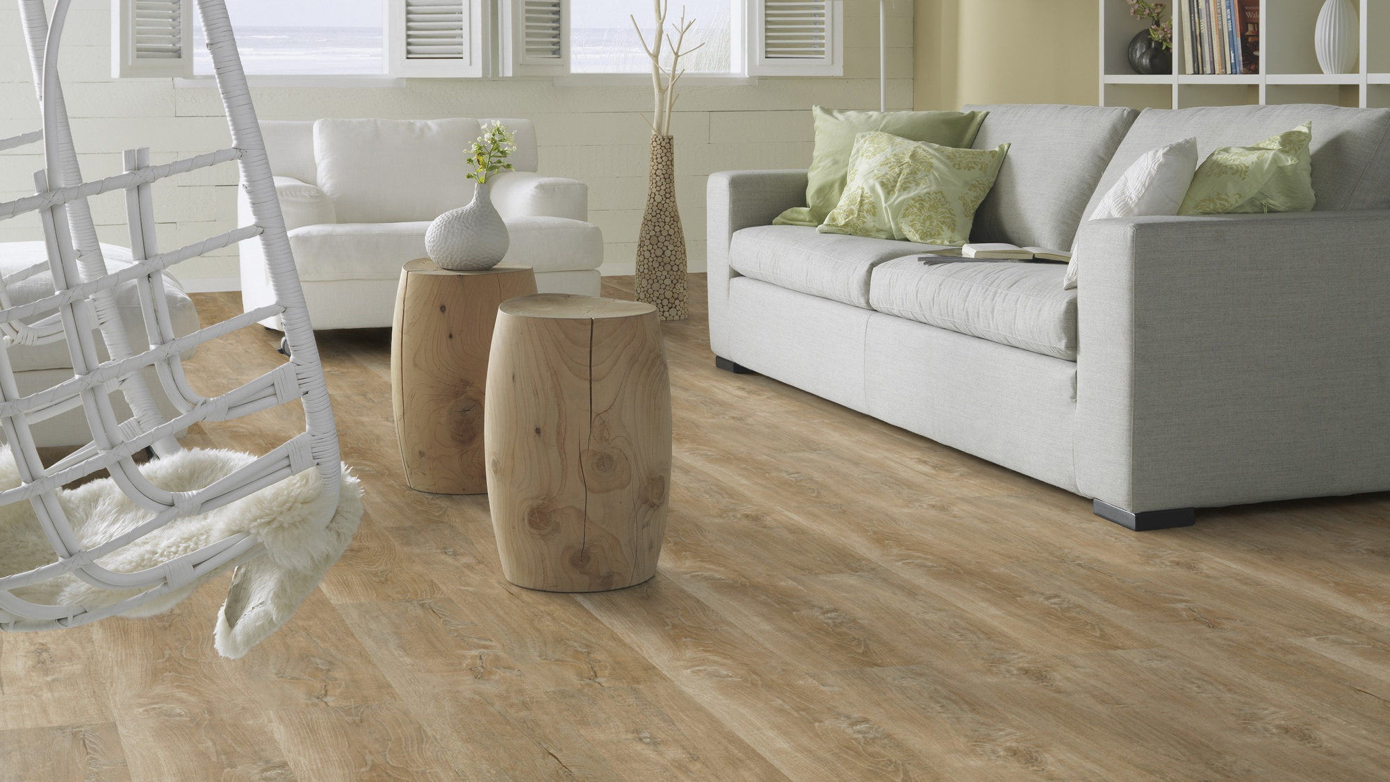 Milieubild Modernes, freundliches Wohnzimmer mit Sofa - Forbo Flooring Klebe-Vinyl Enduro Dryback Wood Natural Timber Milieubild Modernes, freundliches Wohnzimmer mit Sofa - Forbo Flooring 217628
