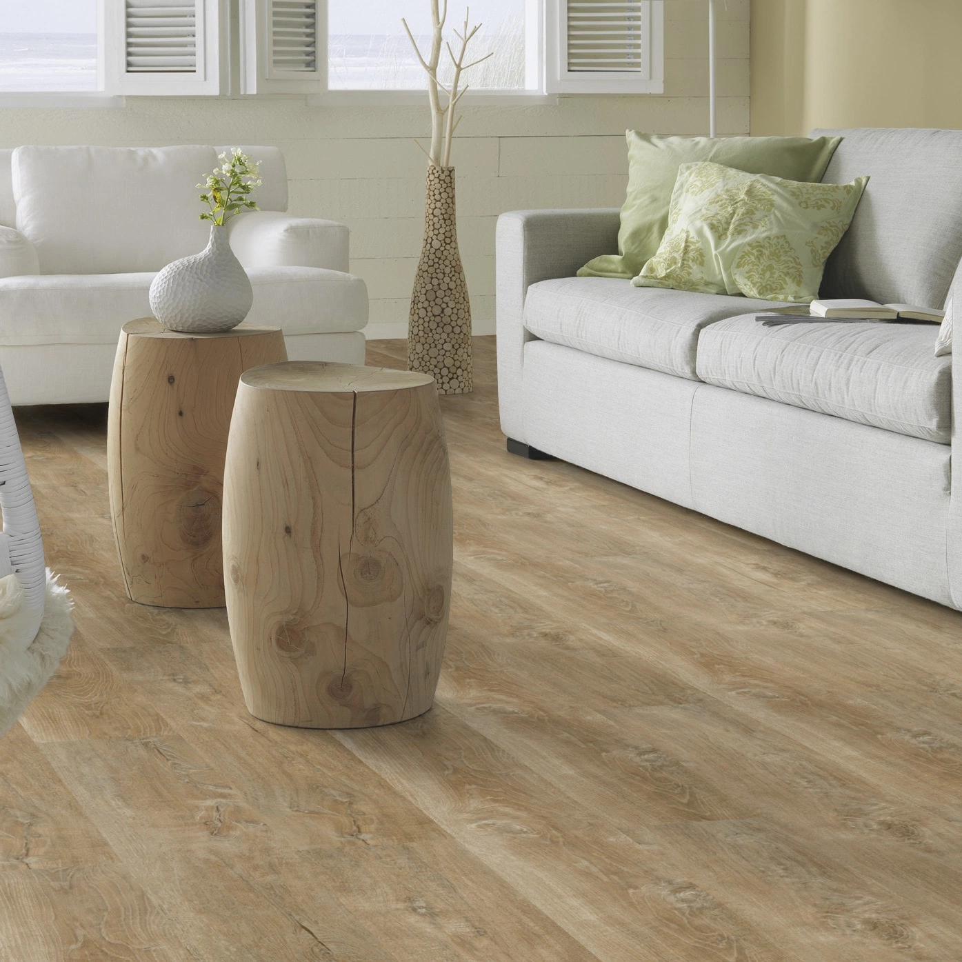 Milieubild Modernes, freundliches Wohnzimmer mit Sofa - Forbo Flooring Klebe-Vinyl Enduro Dryback Wood Natural Timber Milieubild Modernes, freundliches Wohnzimmer mit Sofa - Forbo Flooring 217628