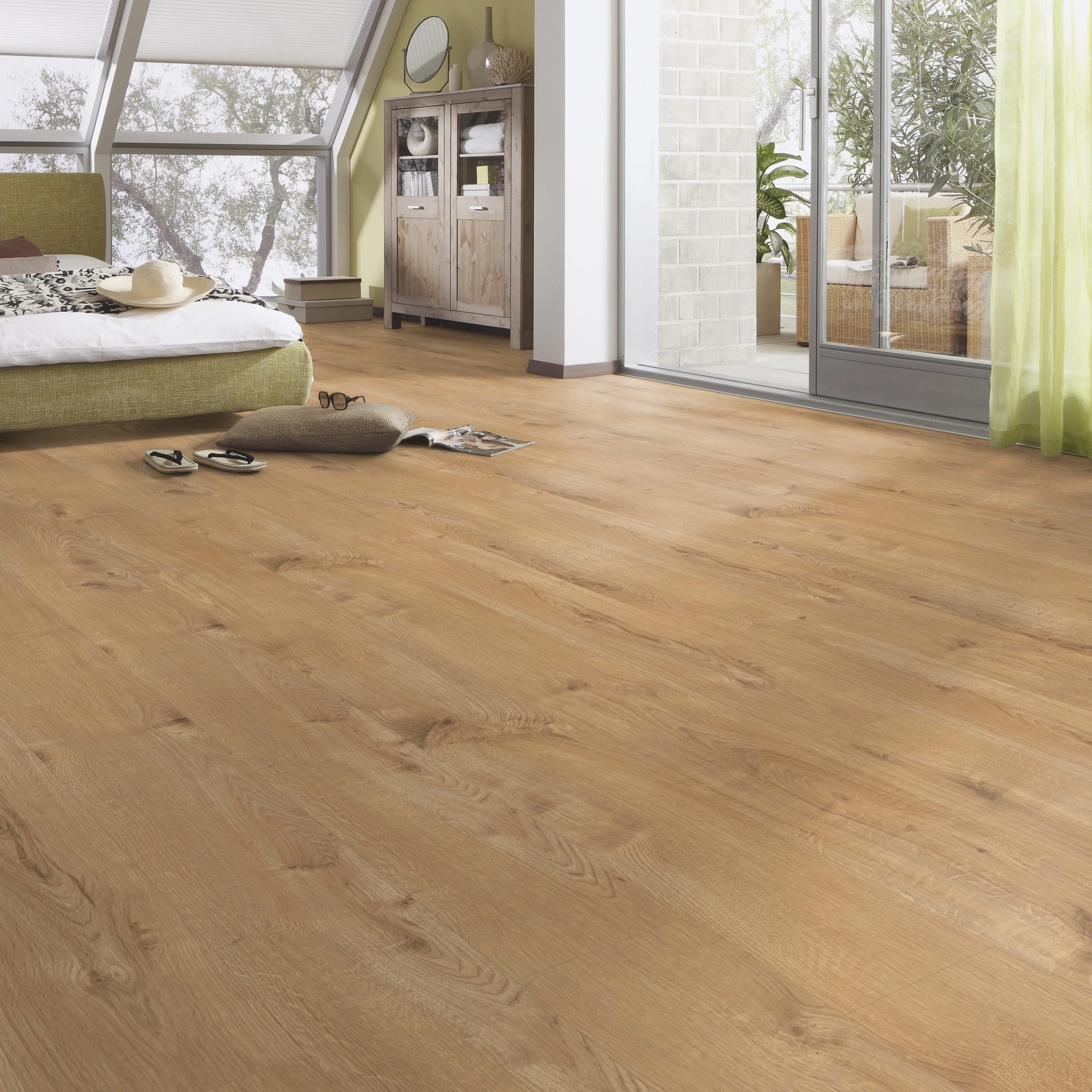 Milieubild Schlafzimmer im modernen Dachgeschoss - MEISTER Laminat LD 55 Villa Oak Milieubild Schlafzimmer im modernen Dachgeschoss - MEISTER 600015-1288198-07016