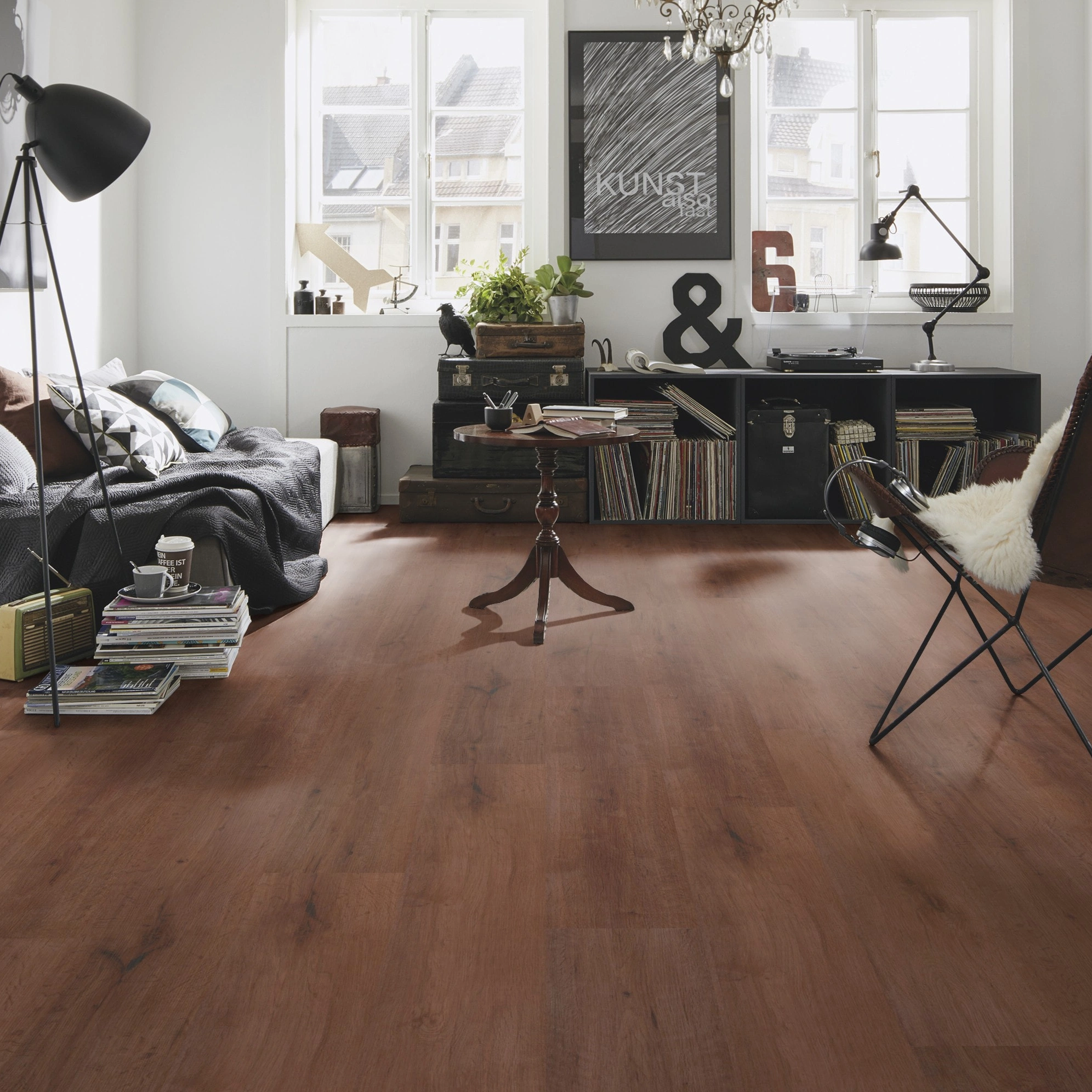 Milieubild Kompaktes Wohnzimmer mit Bücherregal - wineo HDF Klick-Bioboden PURLINE wineo 1000 wood XL Rustic Oak Coffee Milieubild Kompaktes Wohnzimmer mit Bücherregal - wineo MLP316R