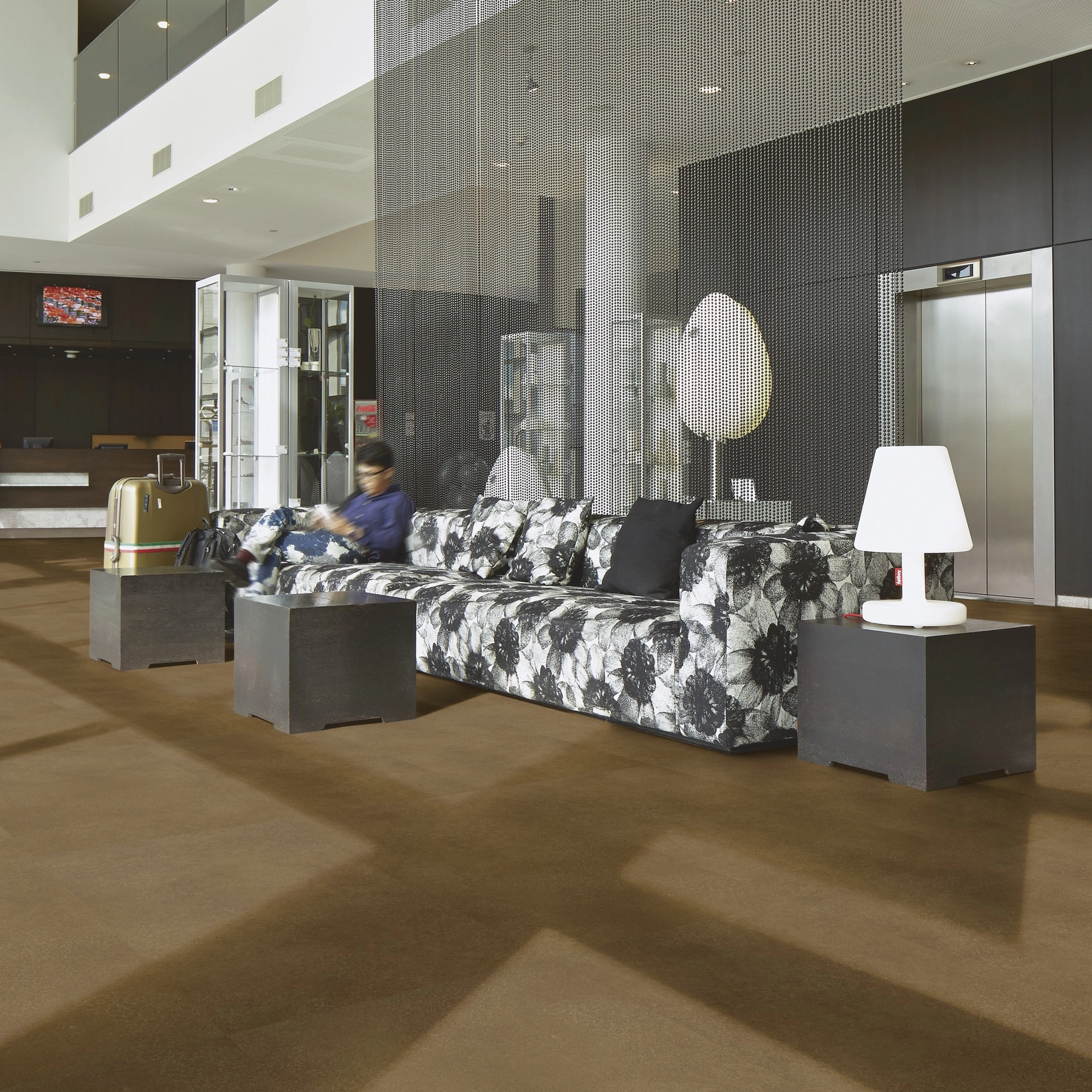 Milieubild Hotellobby mit Rezeption - Forbo Flooring Klebe-Vinyl Allura Dryback 0.55 Material Rust Speckled Ceramic Milieubild Hotellobby mit Rezeption - Forbo Flooring 243665
