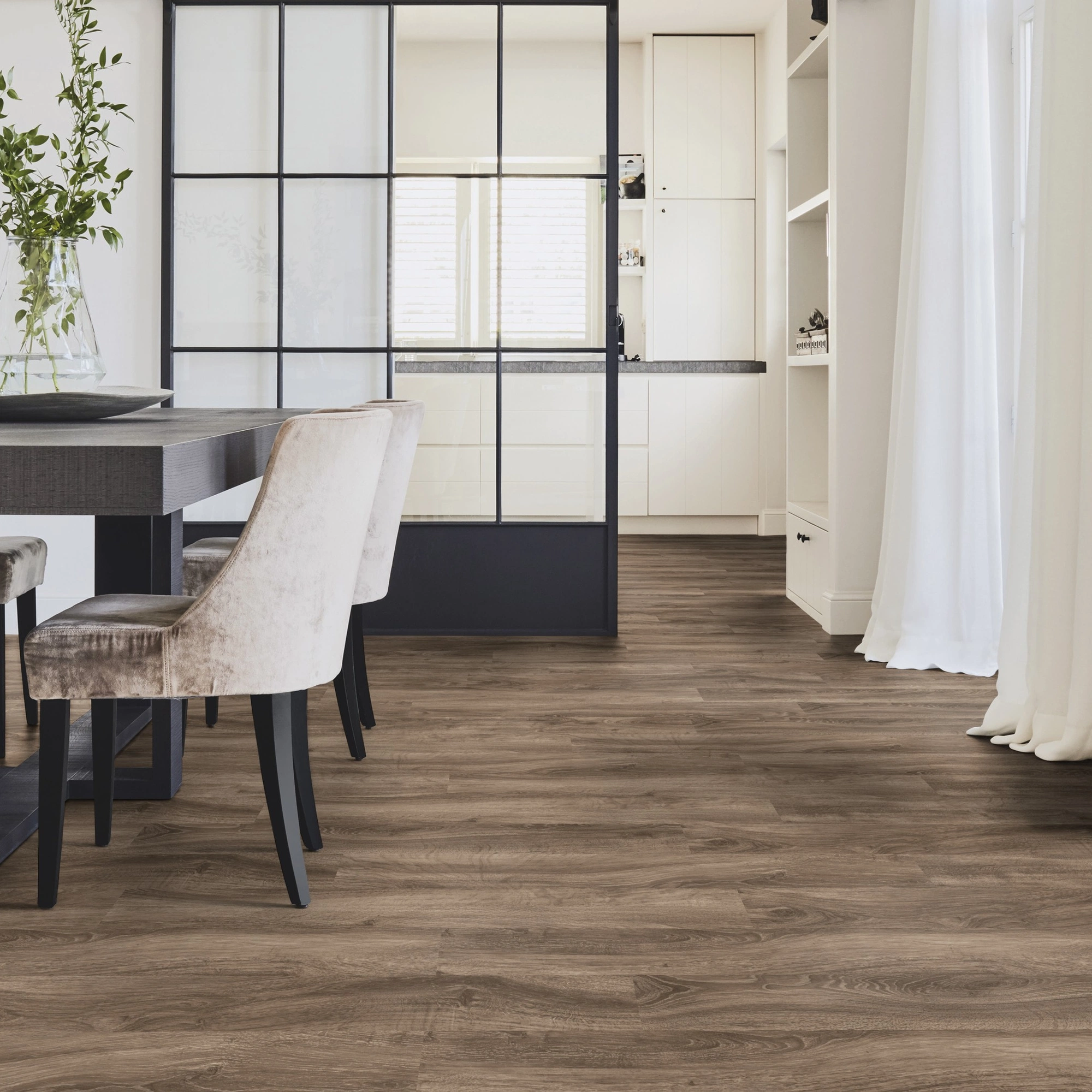 Milieubild Modernes Esszimmer mit Glas-Schiebetür - Tarkett Klebe-Vinyl iD Inspiration 30 CLASSICS English Oak Brown Milieubild Modernes Esszimmer mit Glas-Schiebetür - Tarkett 24524009