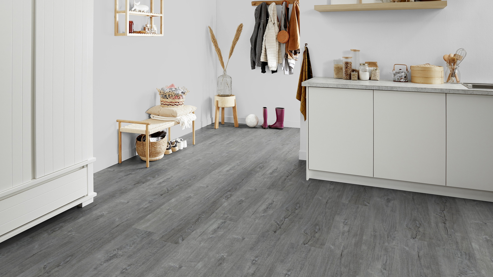 Milieubild Kompakte Küchenzeile im offenen Wohnbereich - Forbo Flooring Klebe-Vinyl Enduro Dryback Wood Anthracite Timber Milieubild Kompakte Küchenzeile im offenen Wohnbereich - Forbo Flooring 217626